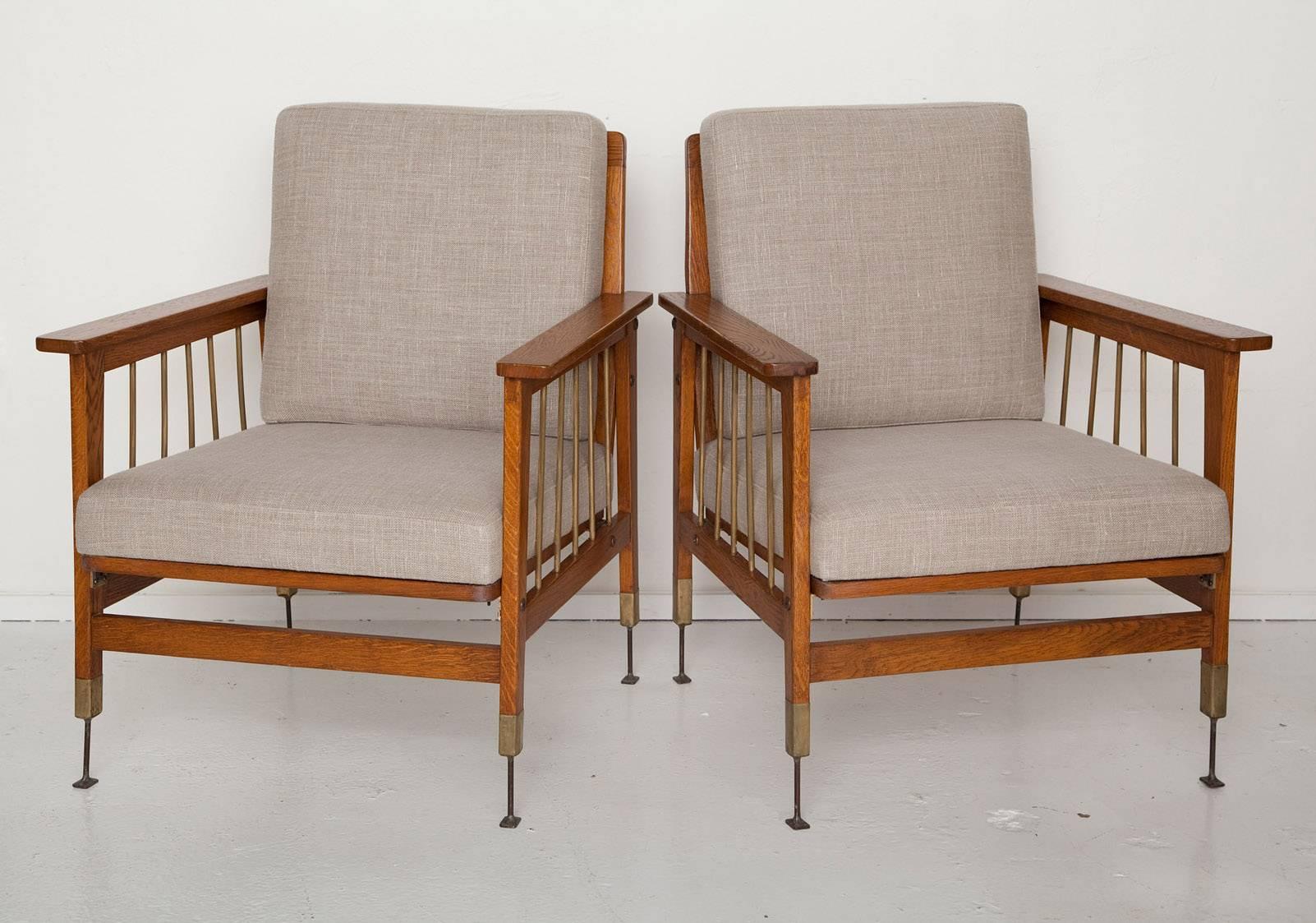 Pair of William Morris-style Arts & Crafts armchairs in quarter-sawn oak and brass with unusual 