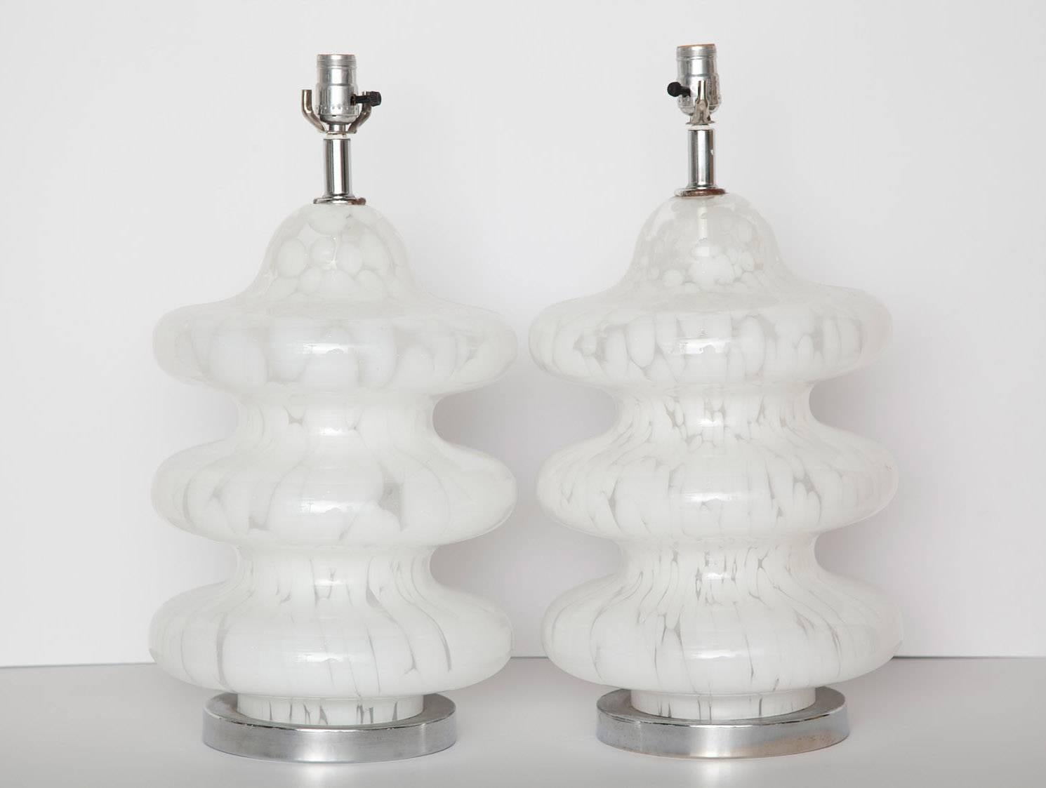 Nicely-scaled vintage table lamps in white and clear mottled Murano glass, Italy, circa 1970. Original chromed hardware and wiring. Height measurement below is to top of socket.
