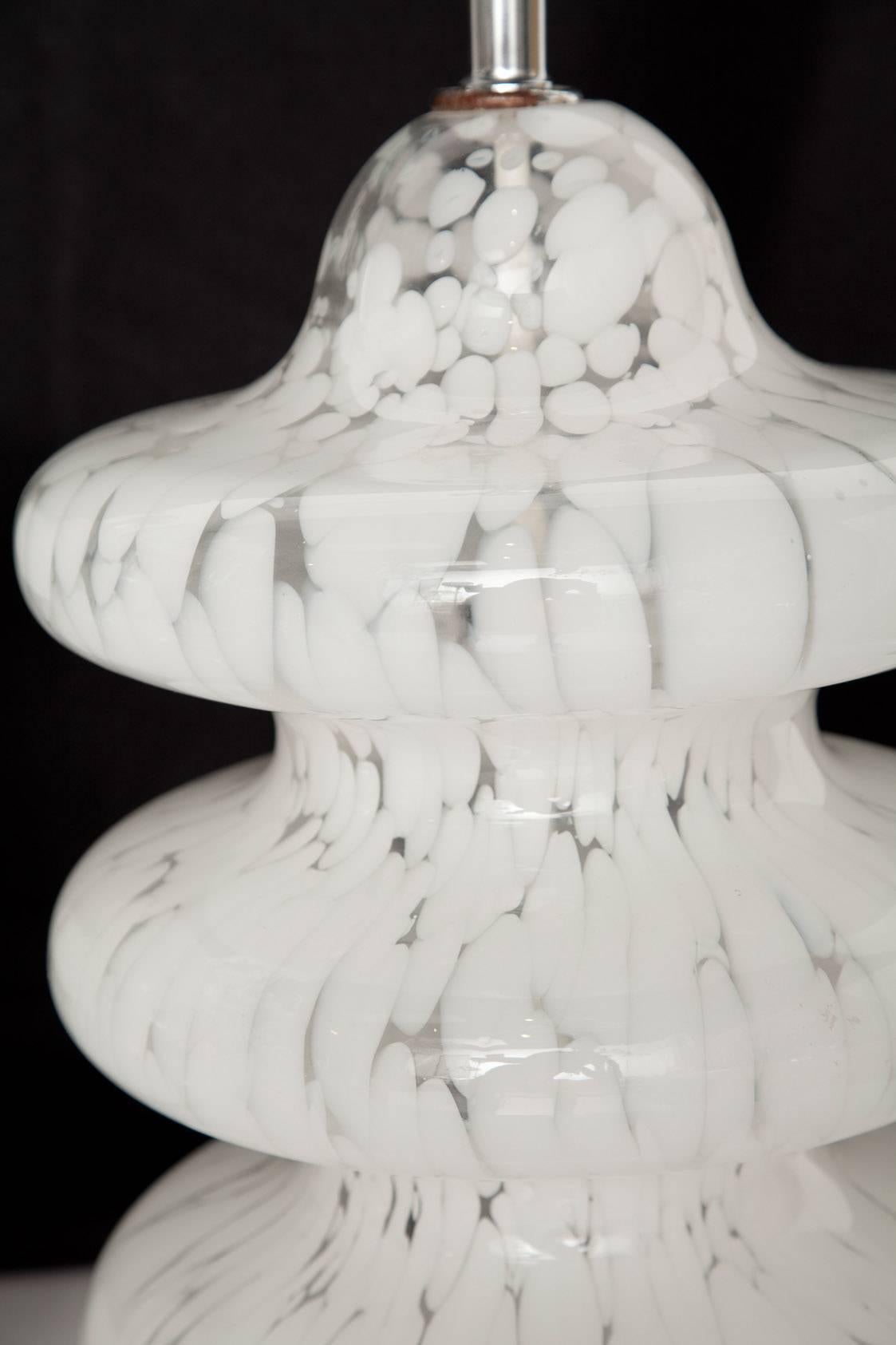 Vetro di Murano Coppia di lampade a tre piani in vetro di Murano trasparente e bianco screziato, circa 1970 in vendita
