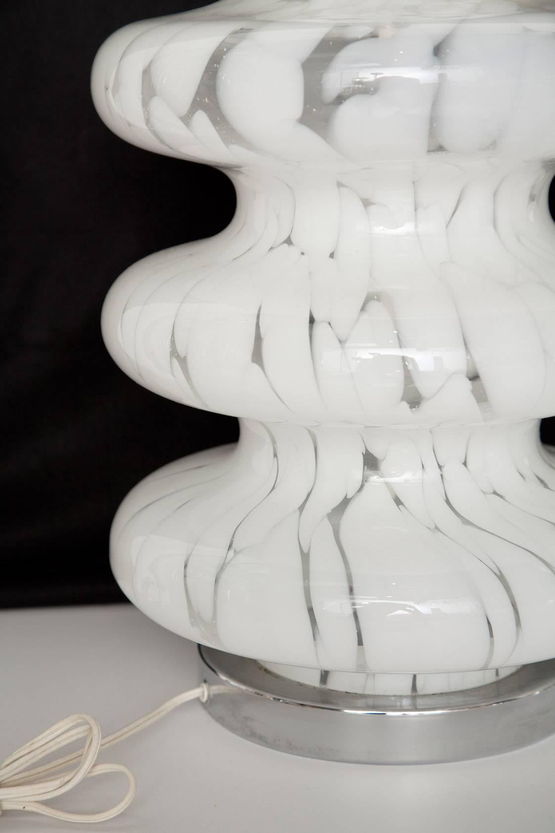 Pair of Three-Tiered Clear and White Mottled Murano Glass Lamps, circa 1970 For Sale 1
