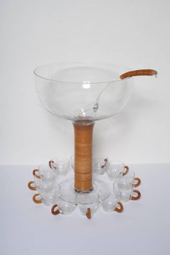 Ensemble de bols à punchs en verre enveloppés de osier autrichien des années 1950