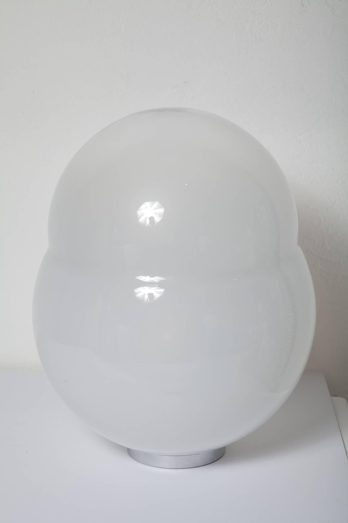 Large-scale, Alfredo Barbini double-bubble table lamp / light sculpture in hand-blown pale white sfumato glass on a chromed metal base, circa 1970. Barbini Murano label. U.S. wiring.