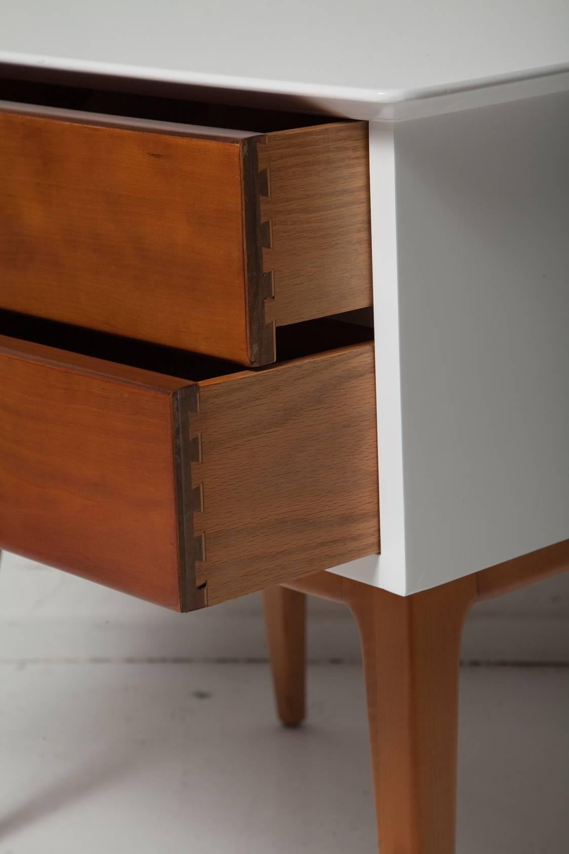Pair of 1950s Cherrywood Nightstands by Renzo Rutili for Johnson Brothers In Good Condition In North Miami, FL