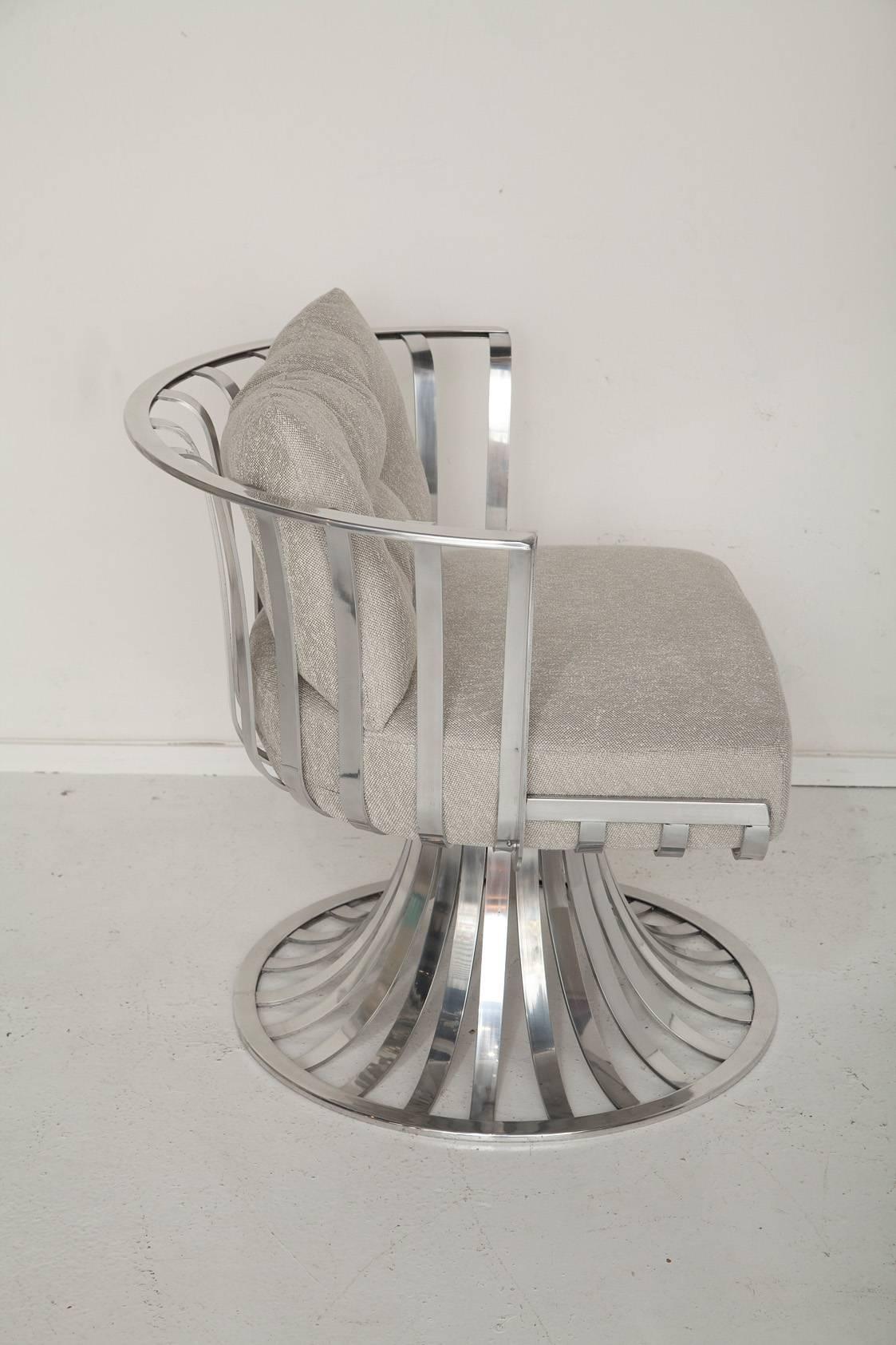 Mid-Century Modern Pair of Polished Aluminum Armchairs by Russell Woodard, circa 1965 For Sale