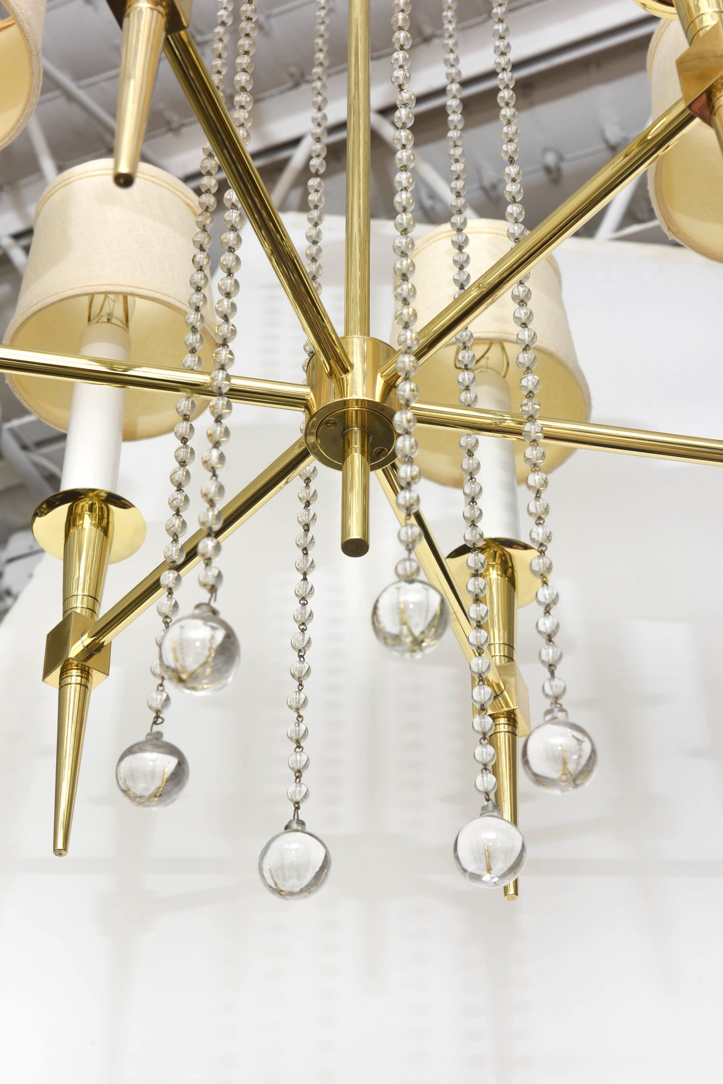 Kronleuchter aus poliertem Messing und Glas mit Perlen von Tommi Parzinger im Angebot 3