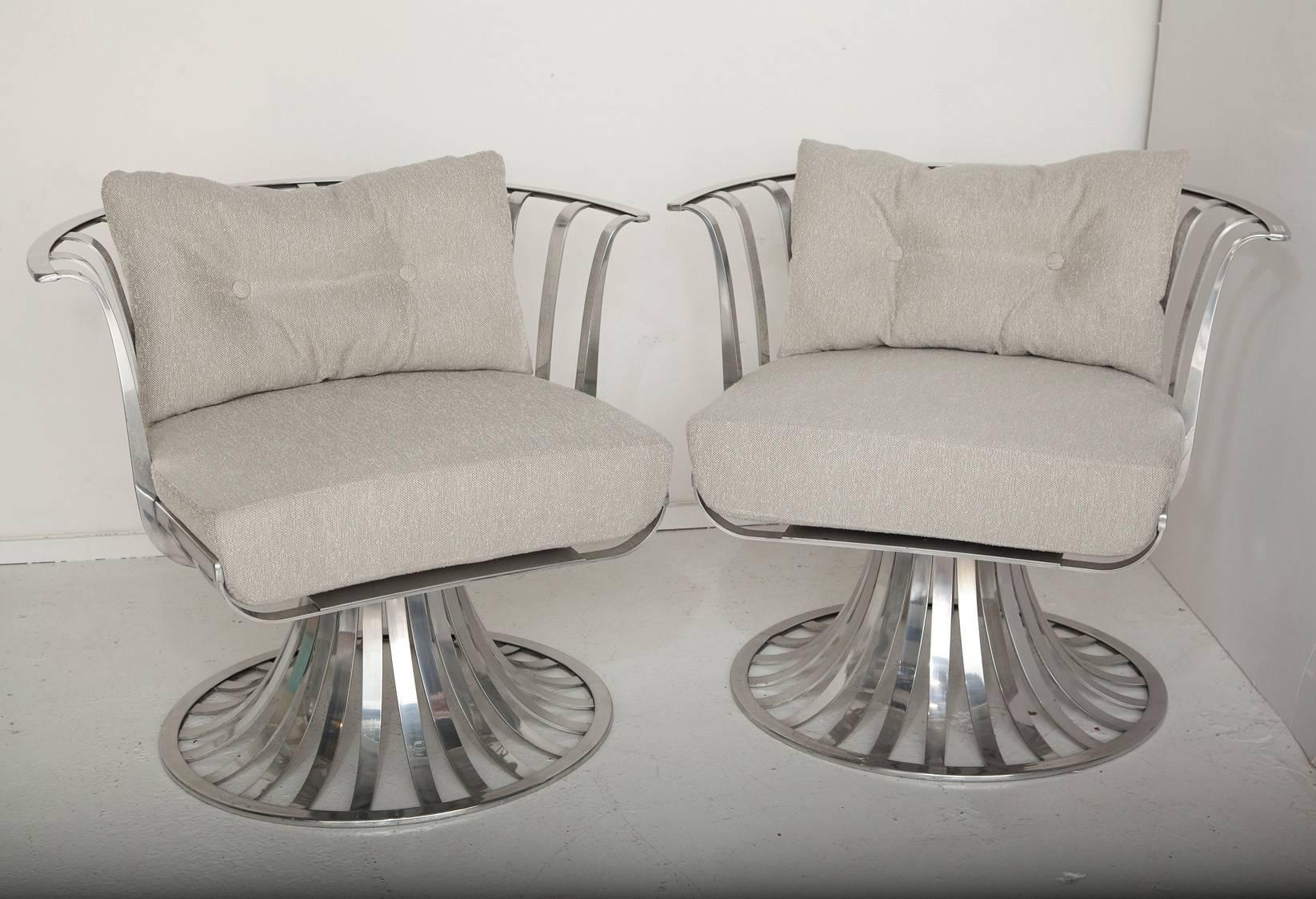 Polies et laquées par des professionnels, et nouvellement tapissées d'un bouclé tout temps gris crème, ces chaises en aluminium des années 1960 par Russell Woodard ont été conçues pour l'extérieur, mais nous pensons qu'elles sont assez