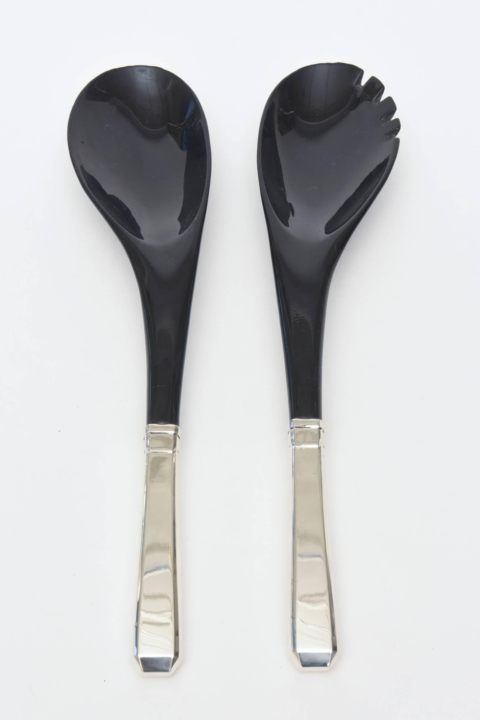 The black horn against the sterling silver hallmarked handles make a great contrast for these beautiful salad servers and or serving pieces.
Their use is unlimited for serving!

