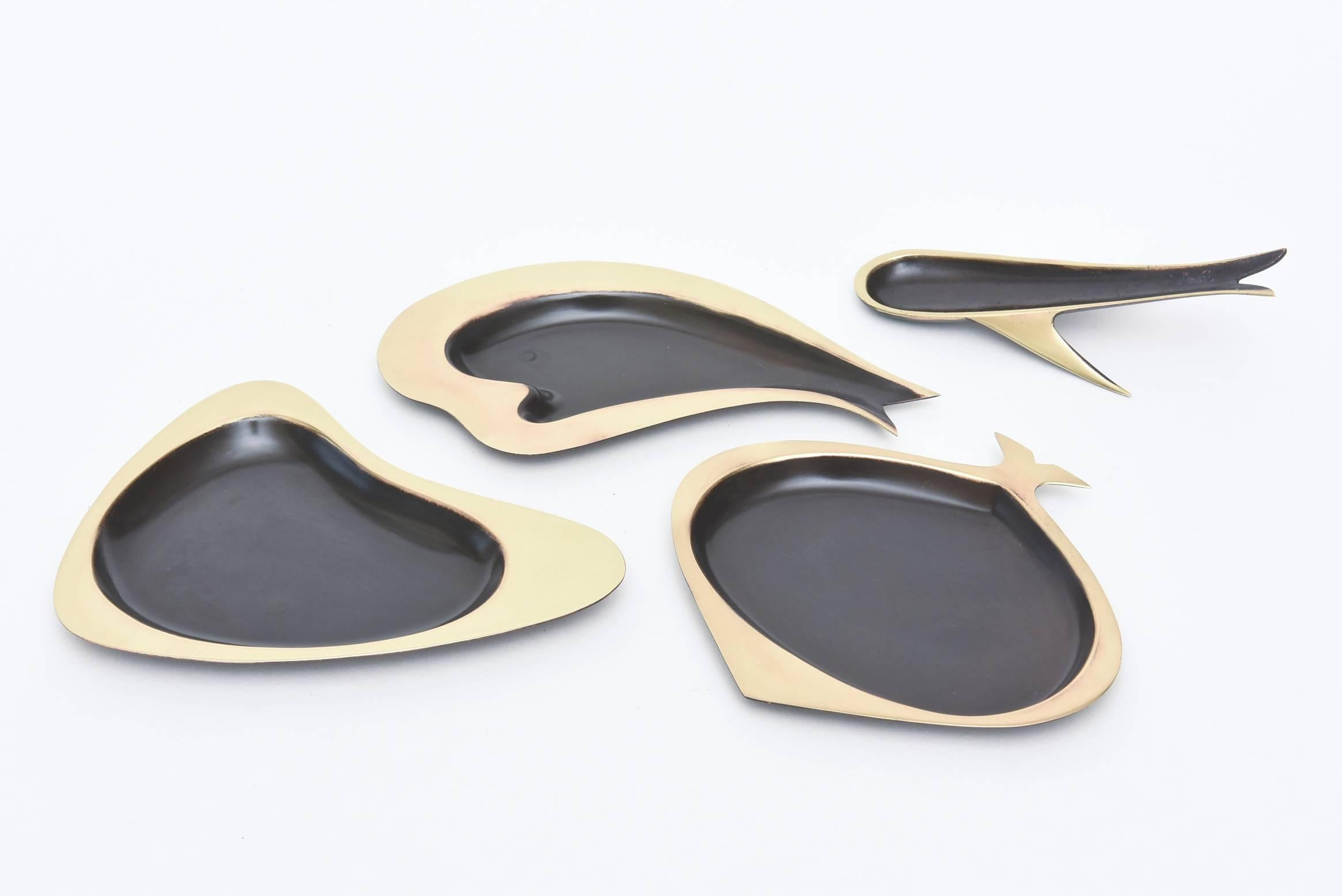 Questo delizioso set vintage austriaco di Karl Hagenauer, composto da quattro ciotole basse, piatti o sculture, ha sicuramente un motivo a forma di pesce. Sono in metallo nero su ottone circondato da ottone lucido. Sono piccoli, di dimensioni