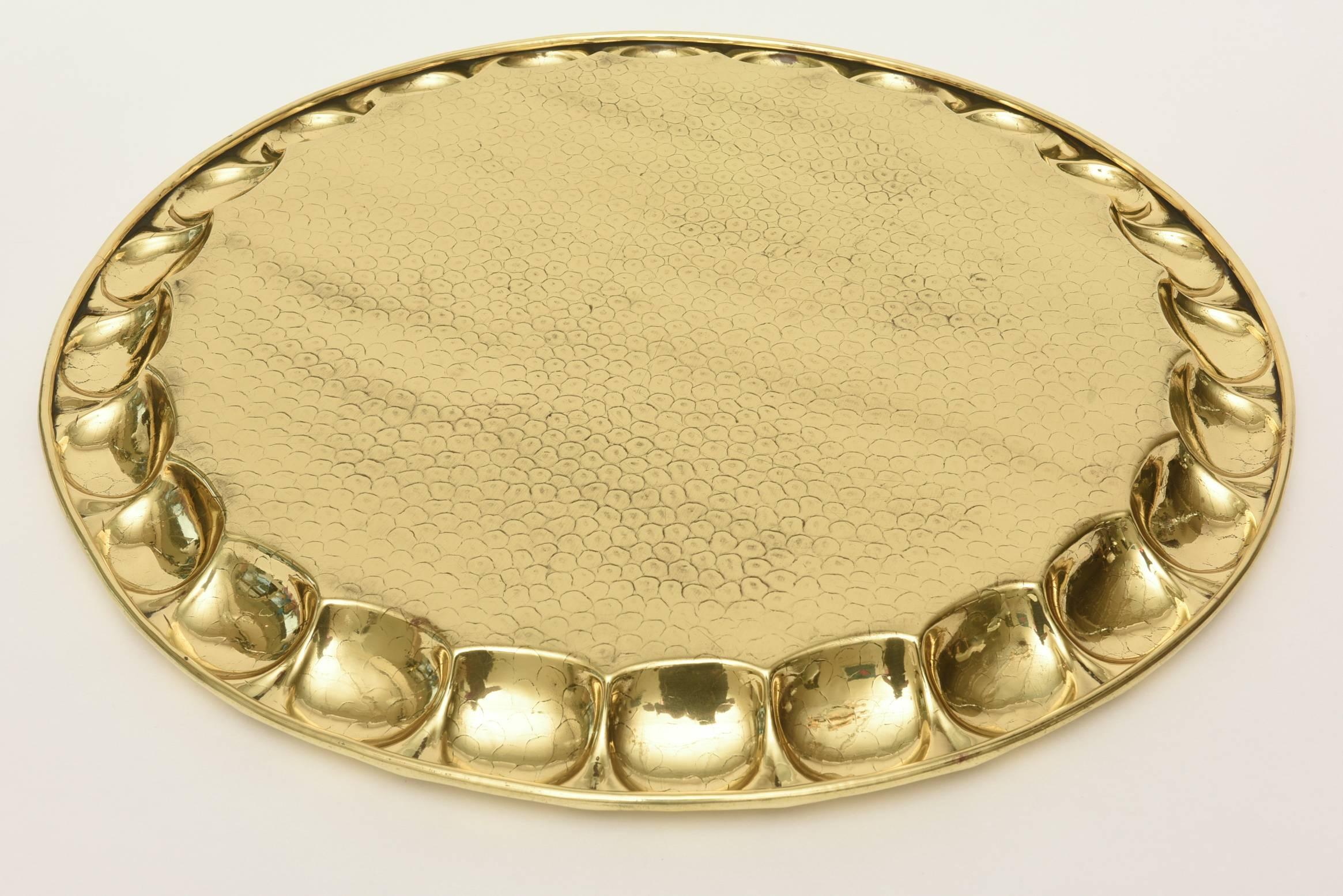 Hand-Hammered Brass Monumental Round Serving Tray Barware Vintage en vente 2