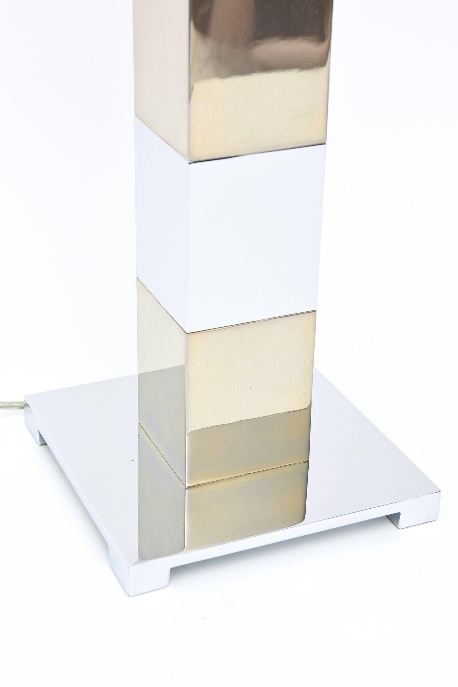Karl Springer Style Alternating Brass and Chrome Cube Column Table or Desk Lamp In Good Condition In North Miami, FL