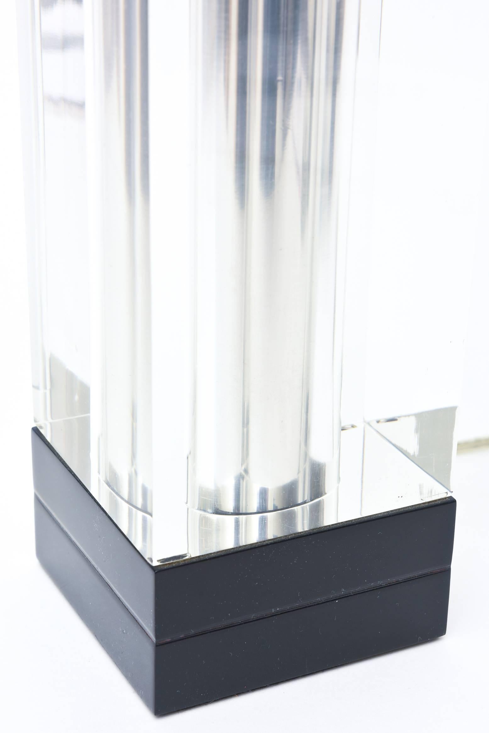 Chrome Lampe de table ou de bureau Molini à colonne en lucite transparente et noire vintage en vente