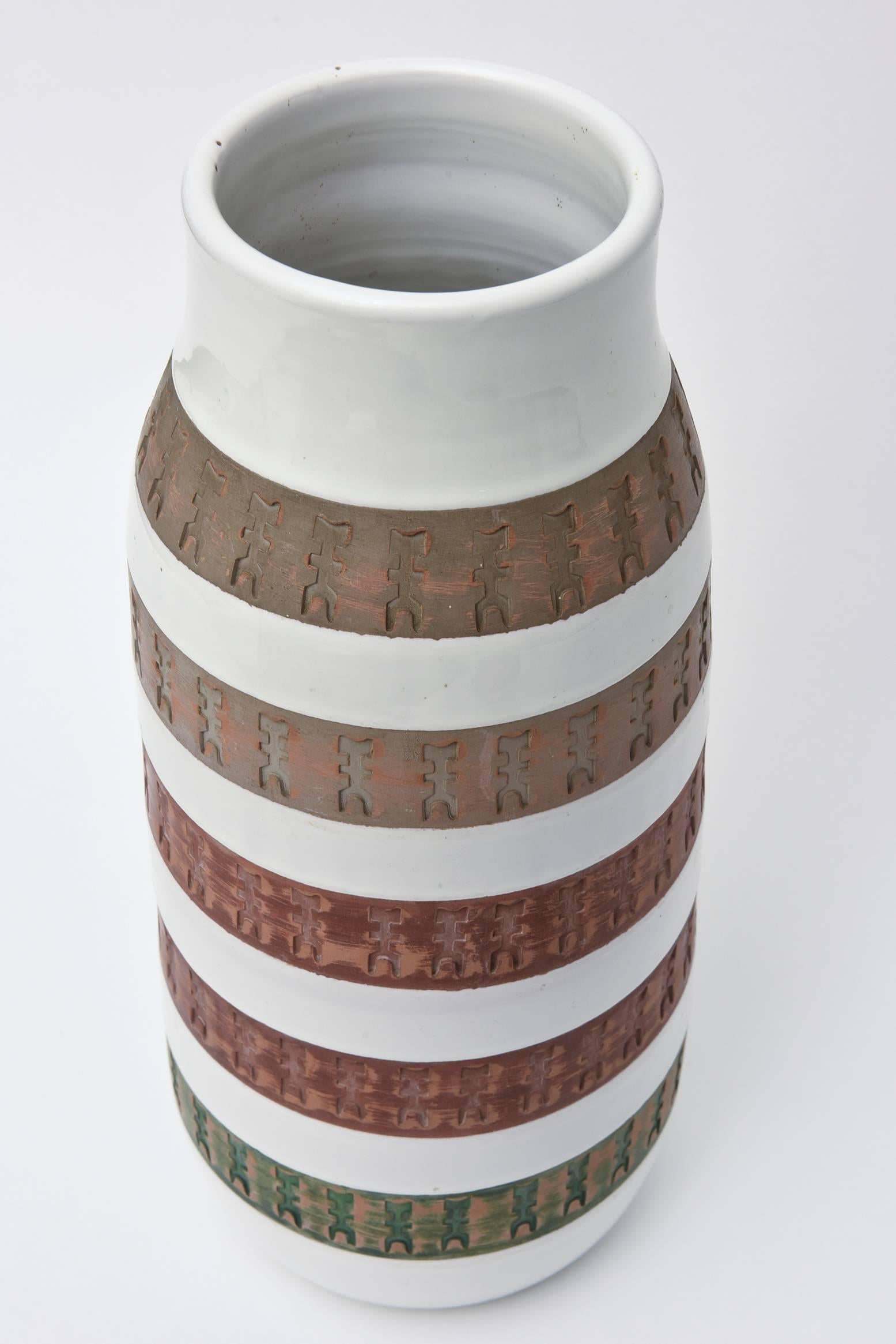 This monumental and organic rare Mid-Century Modern Aldo Londi for Bistossi Italian vase or vessel is both textural and organic. The earth toned bands are mixed with the background of white. There are five bands that are intaglio etched. The earthy