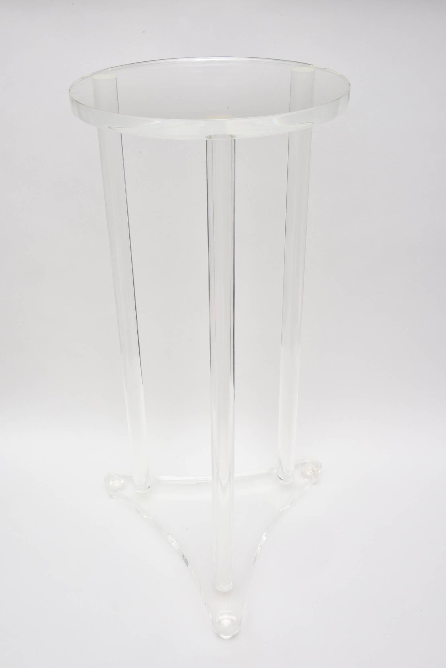 This great size and great condition vintage Lucite pedestal stand is perfect for a piece of art or sculpture.
It has three leg poles on a triangle shaped base.
It has good weight and is from the 1970s. Very good condition.
The diameter of the