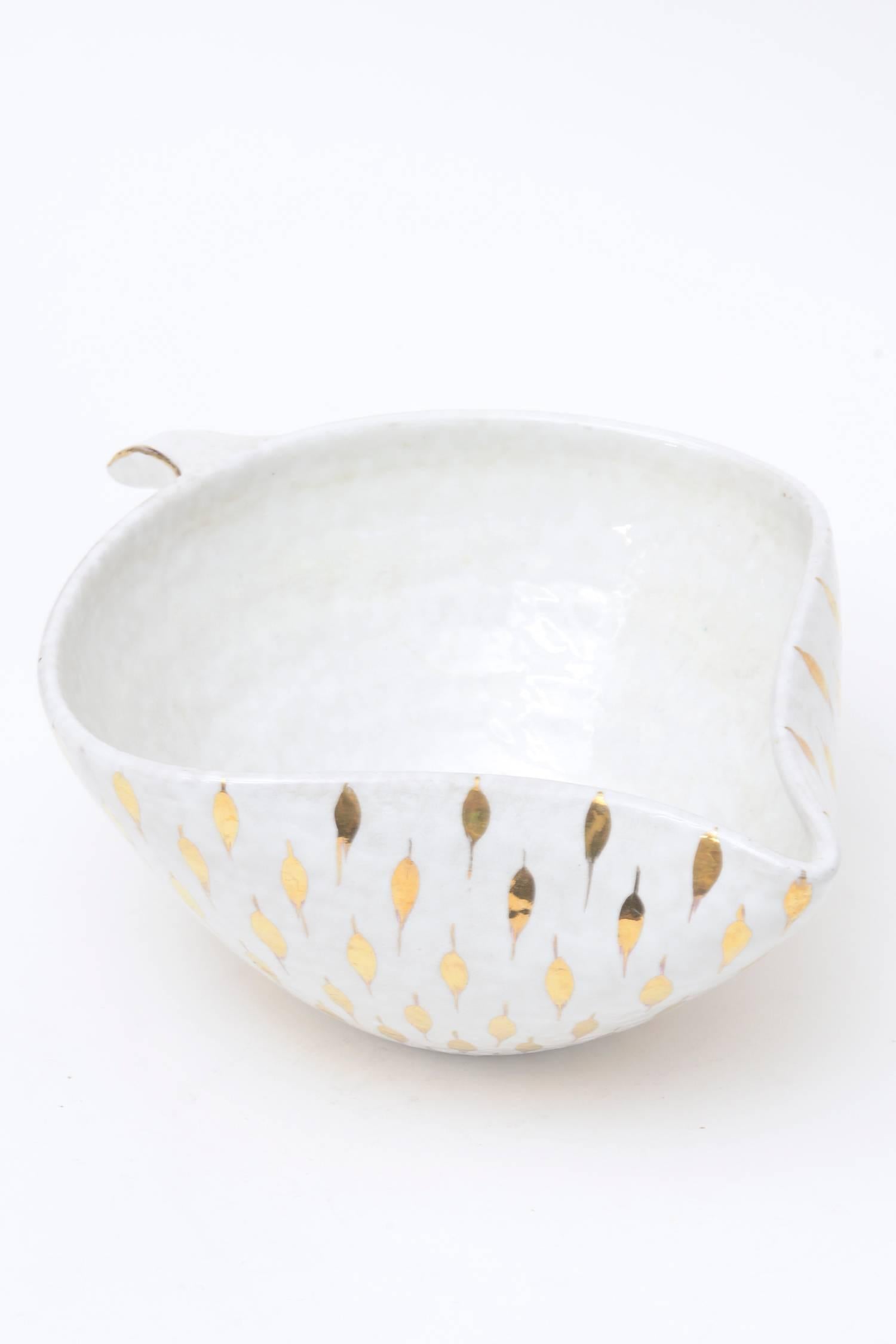 Aldo Londi For Bitossi Feather Plume Ceramic Bowl Vintage White And Gold In Good Condition For Sale In North Miami, FL