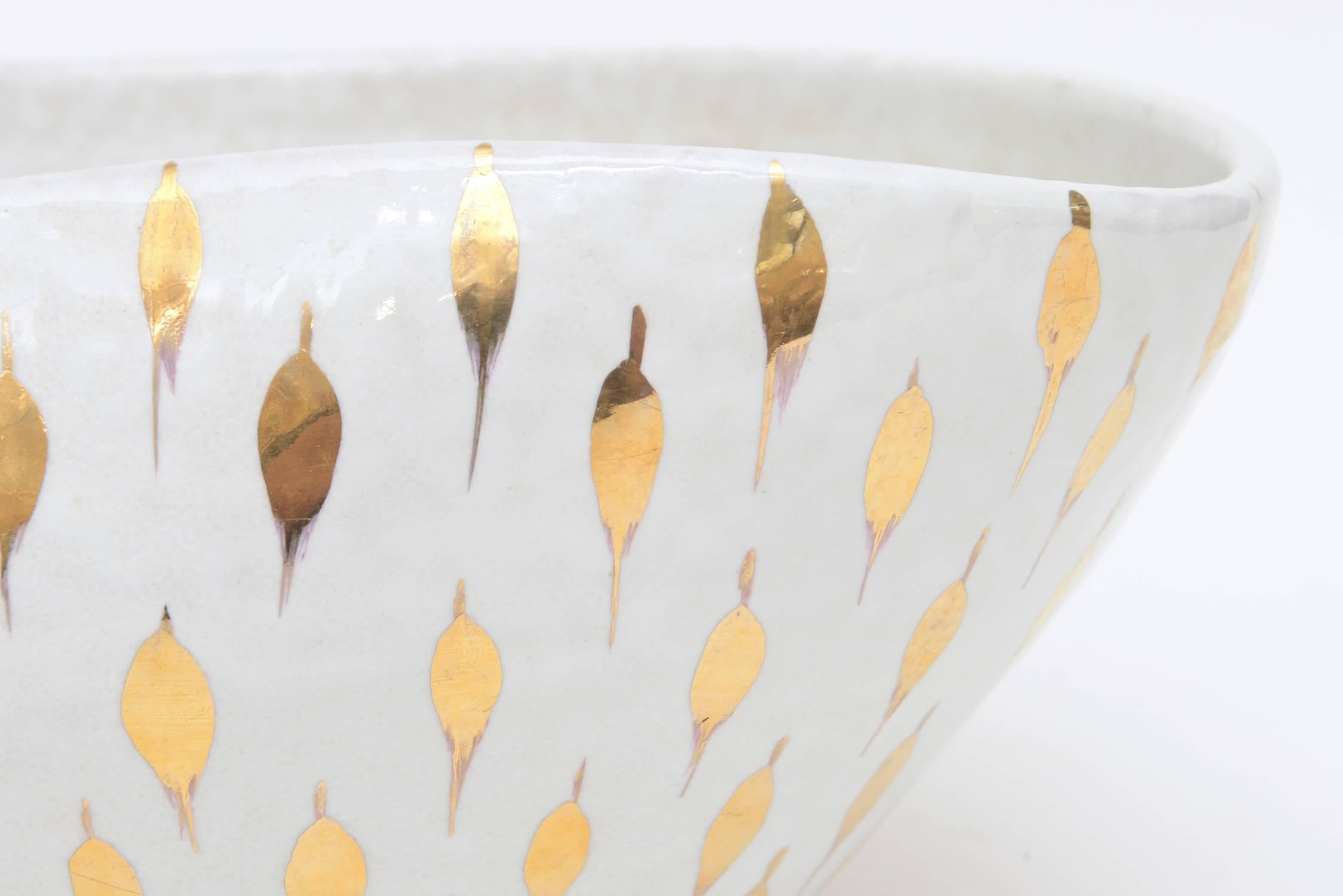 Mid-Century Modern Aldo Londi For Bitossi Feather Plume Ceramic Bowl Vintage White And Gold For Sale