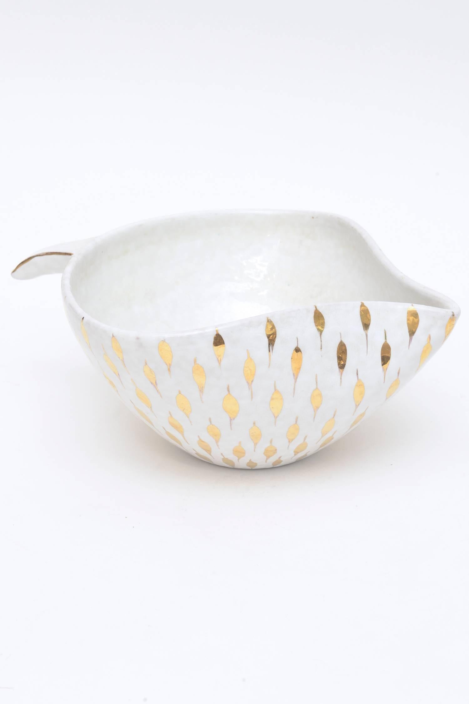 Glazed Aldo Londi For Bitossi Feather Plume Ceramic Bowl Vintage White And Gold For Sale