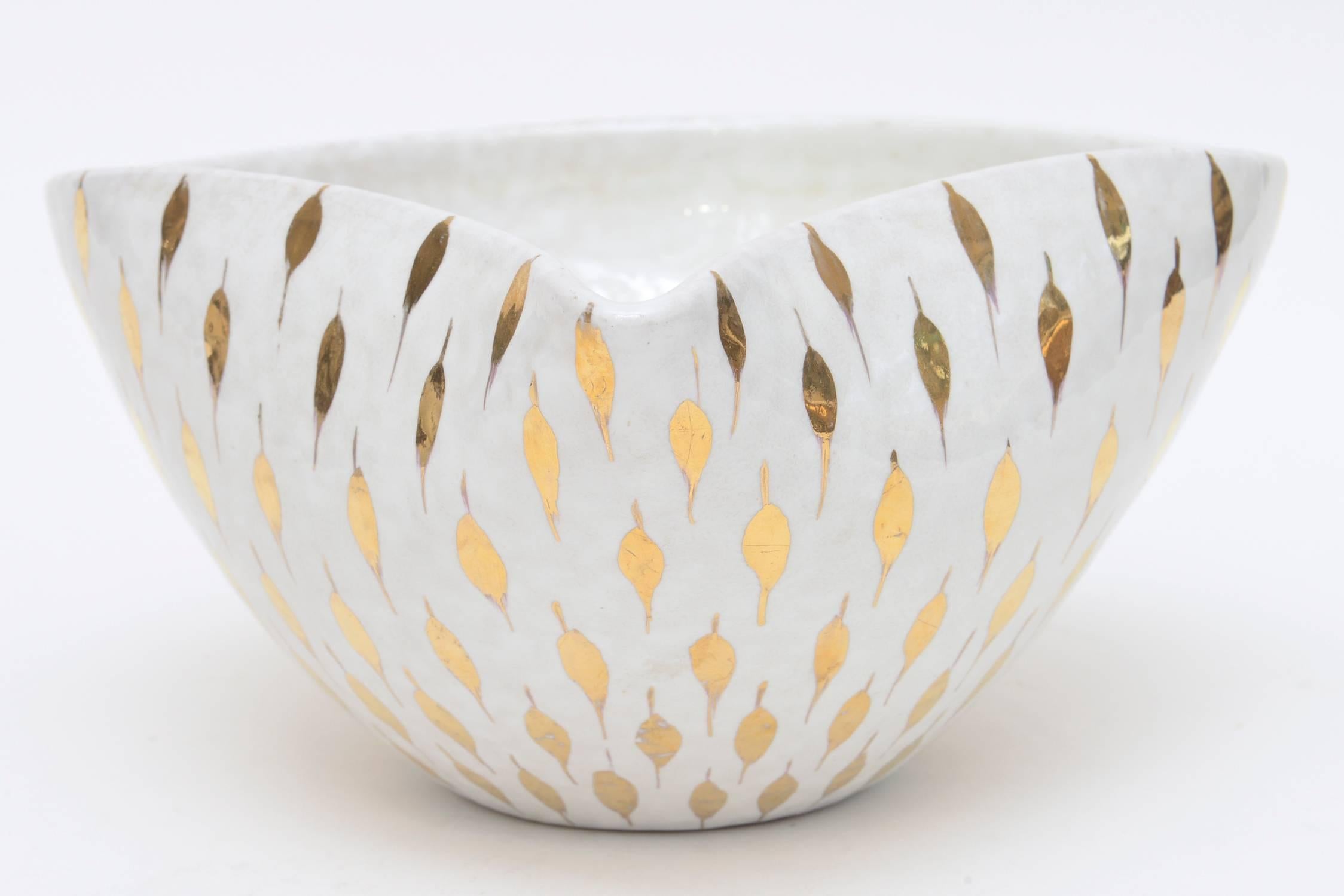 Italian Aldo Londi For Bitossi Feather Plume Ceramic Bowl Vintage White And Gold For Sale