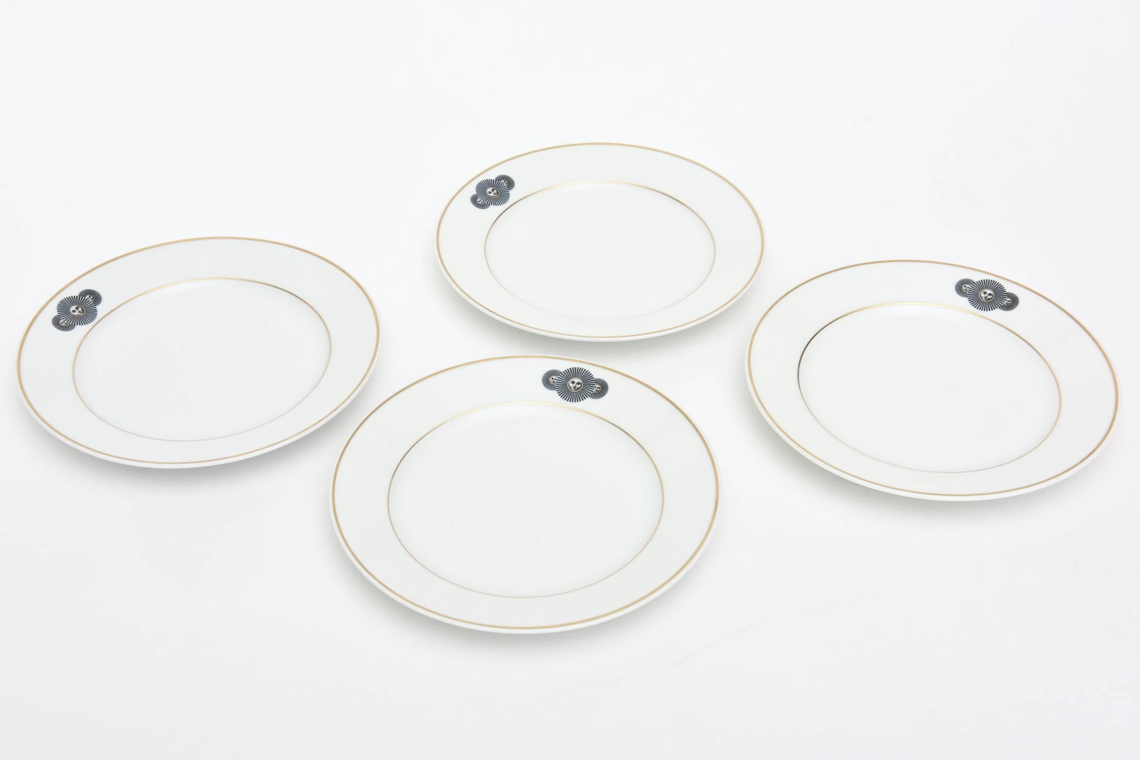 Este juego de 4 platos de porcelana clásica vintage es una colaboración entre Fornasetti y Rosenthal. Tienen las 3 medusas en la parte superior centrando el motivo del sol entre los rayos solares y están perfiladas con bordes dorados alrededor de