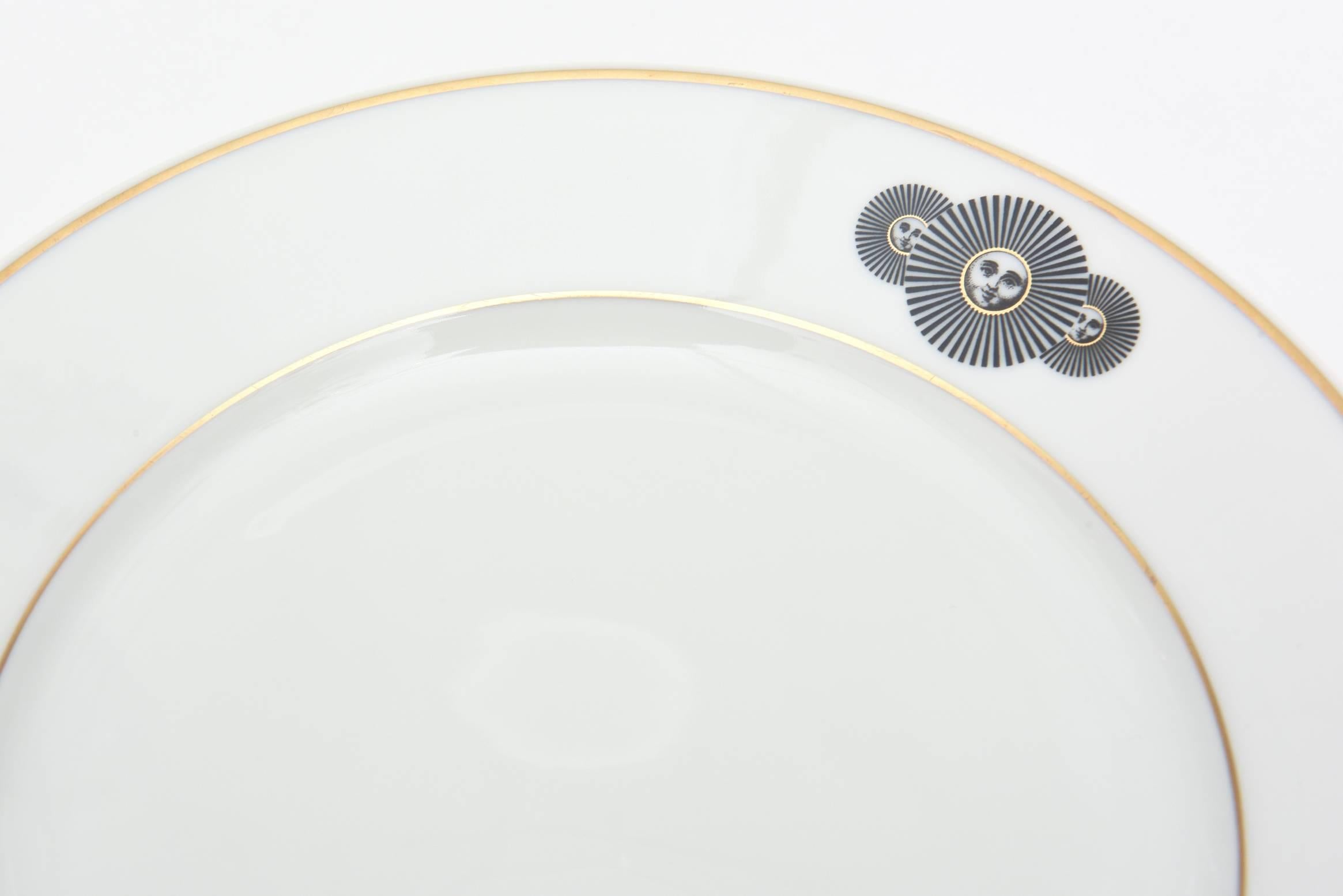 Fornasetti para Rosenthal Porcelana Dorada Medusa Platos de Desierto o Ensalada Vintage en venta 1