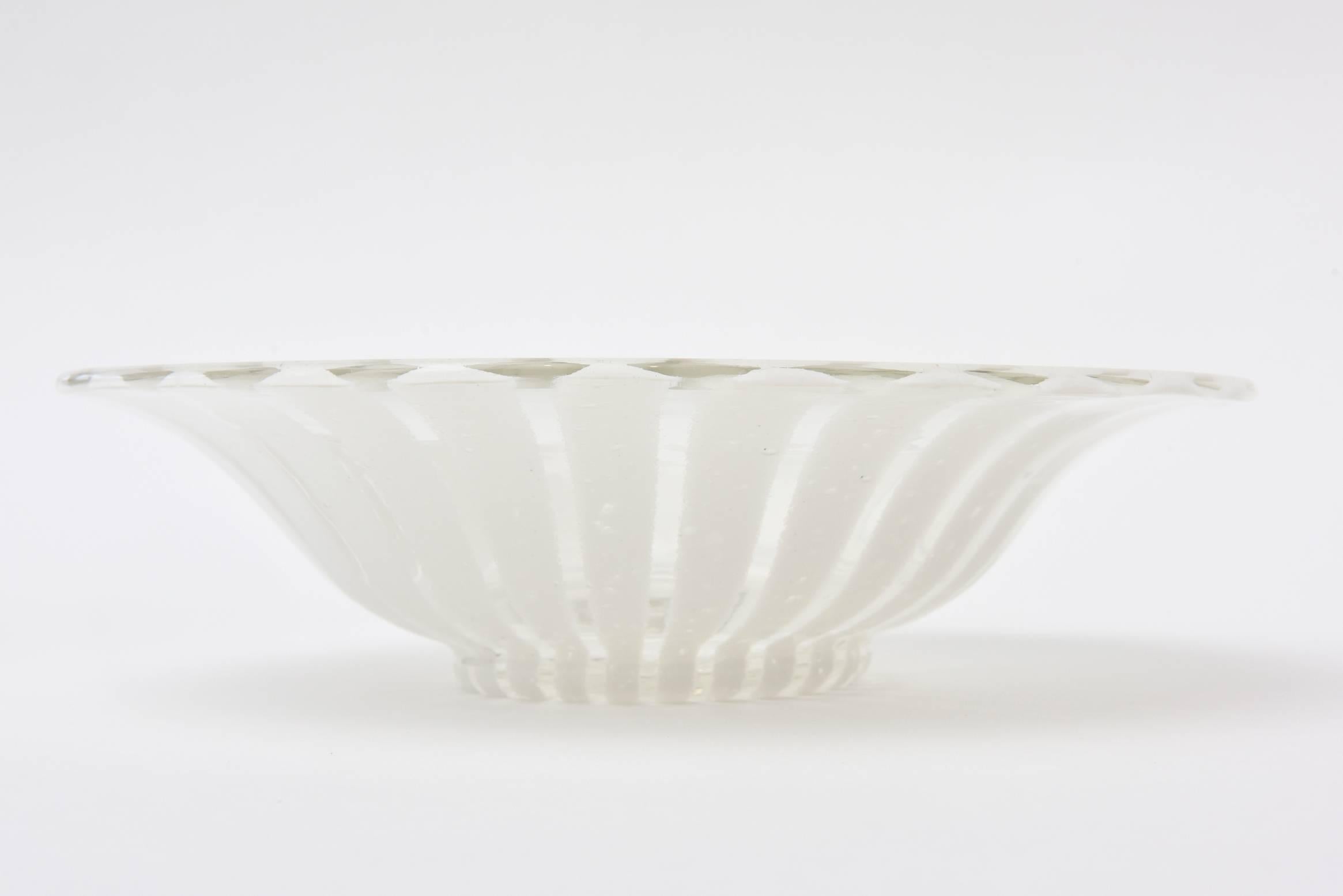 Mid-Century Modern Murano Venini White and Clear Pinwheel Spiral Glass Bowl Vintage For Sale