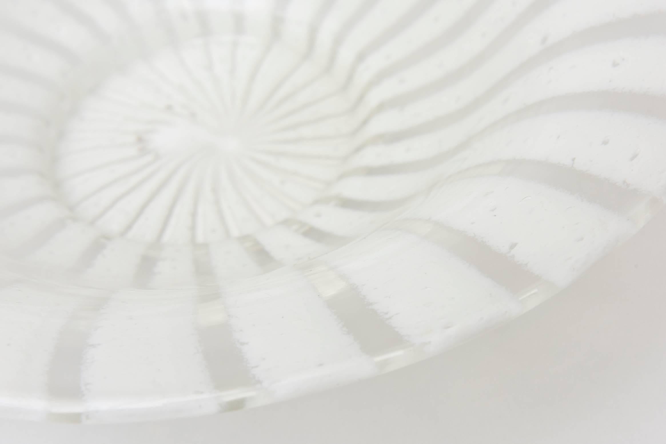 Murano Venini White and Clear Pinwheel Spiral Glass Bowl Vintage In Good Condition For Sale In North Miami, FL