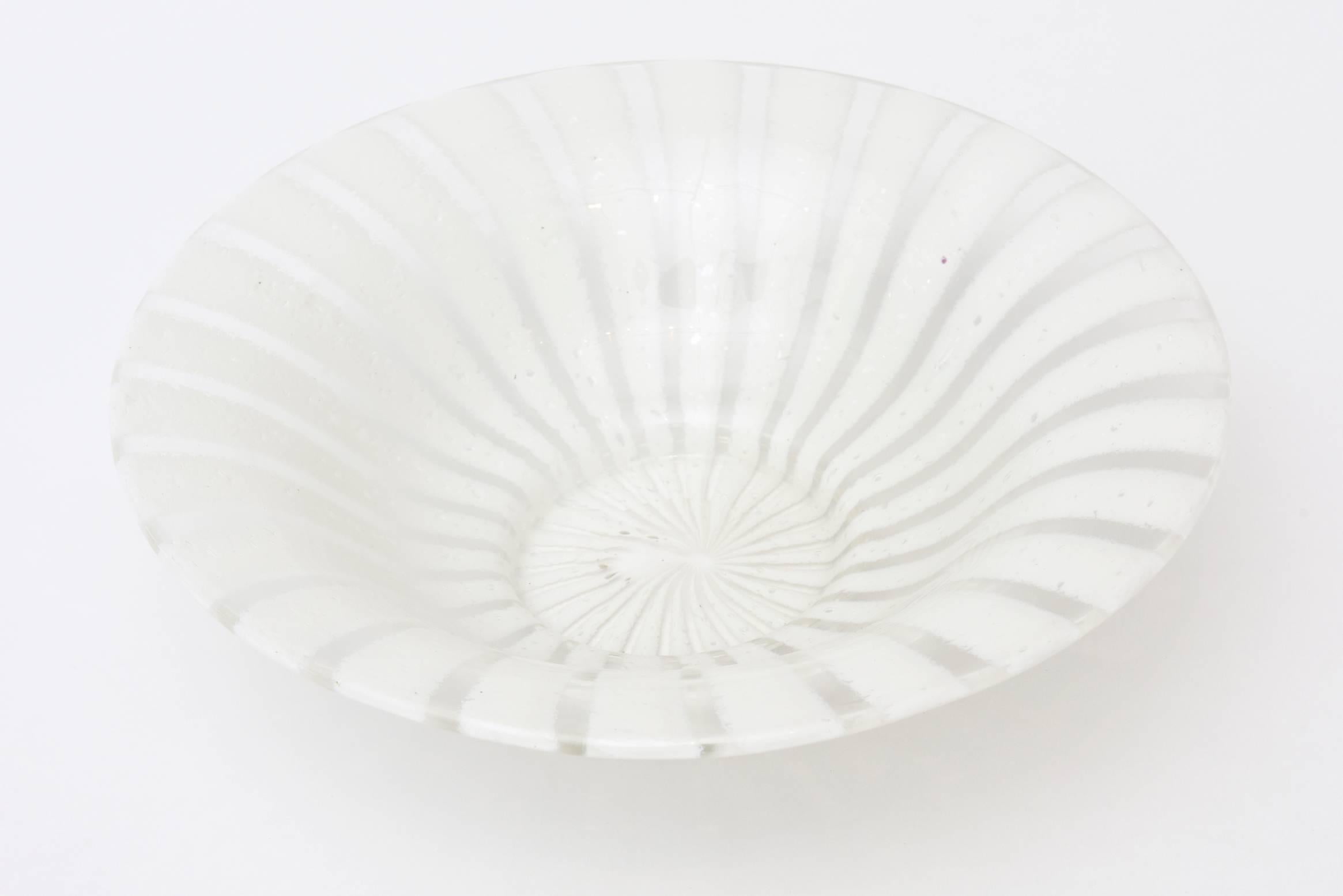 Diese fabelhafte italienische Venini Glas Murano Schale ist aus den 1960er Jahren. Sie ist aus weißem und klarem Glas in spiralförmigem Pinwheel-Design. Diese Schale ist eine Schönheit. Ideal zum Servieren oder einfach so. Sie hat einen Durchmesser