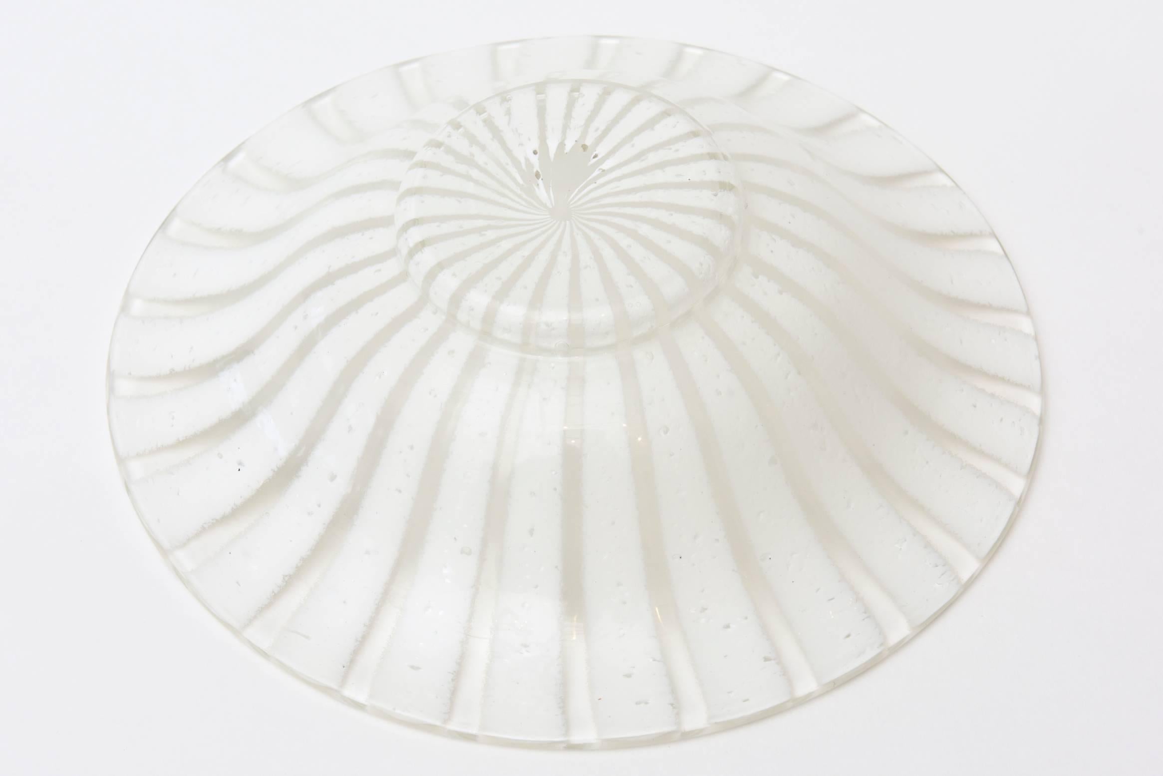 Murano Venini White and Clear Pinwheel Spiral Glass Bowl Vintage For Sale 4
