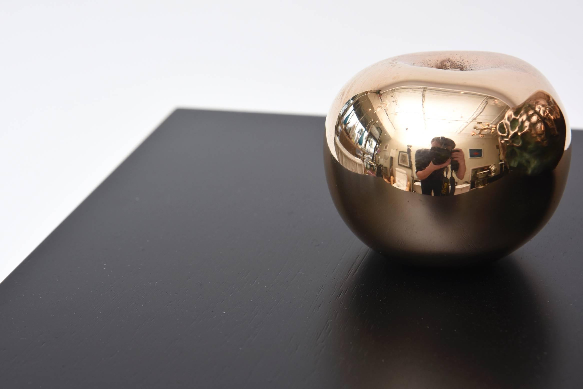 Fine XX secolo Scultura vintage firmata in bronzo con testa di teschio e mela di grandi dimensioni su base di Wood nero in vendita