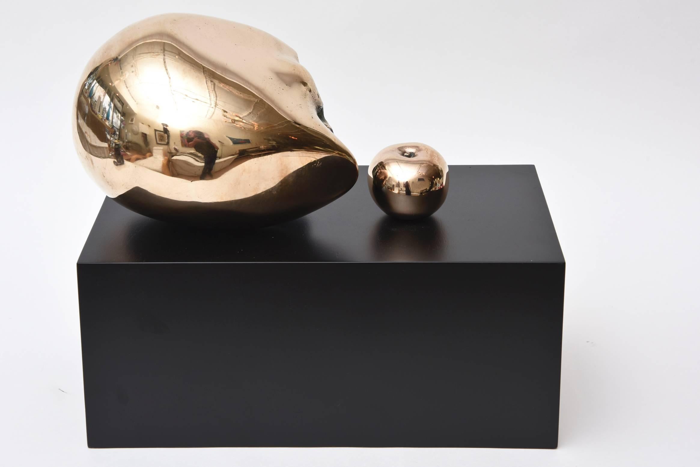 Scultura vintage firmata in bronzo con testa di teschio e mela di grandi dimensioni su base di Wood nero in vendita 1