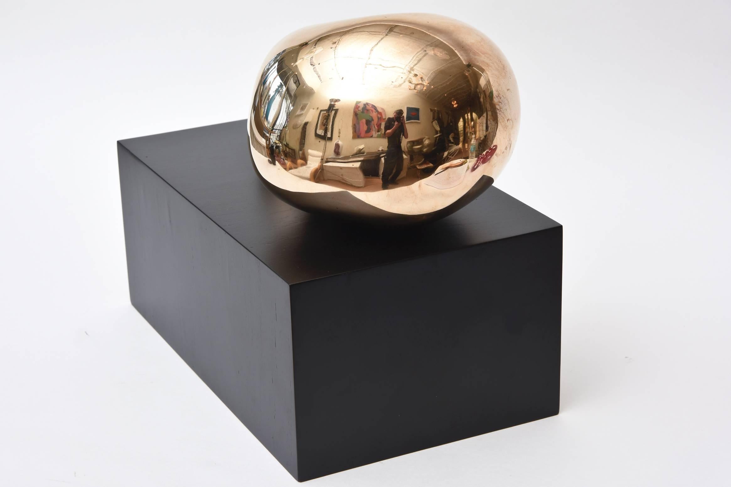 Scultura vintage firmata in bronzo con testa di teschio e mela di grandi dimensioni su base di Wood nero In condizioni buone in vendita a North Miami, FL