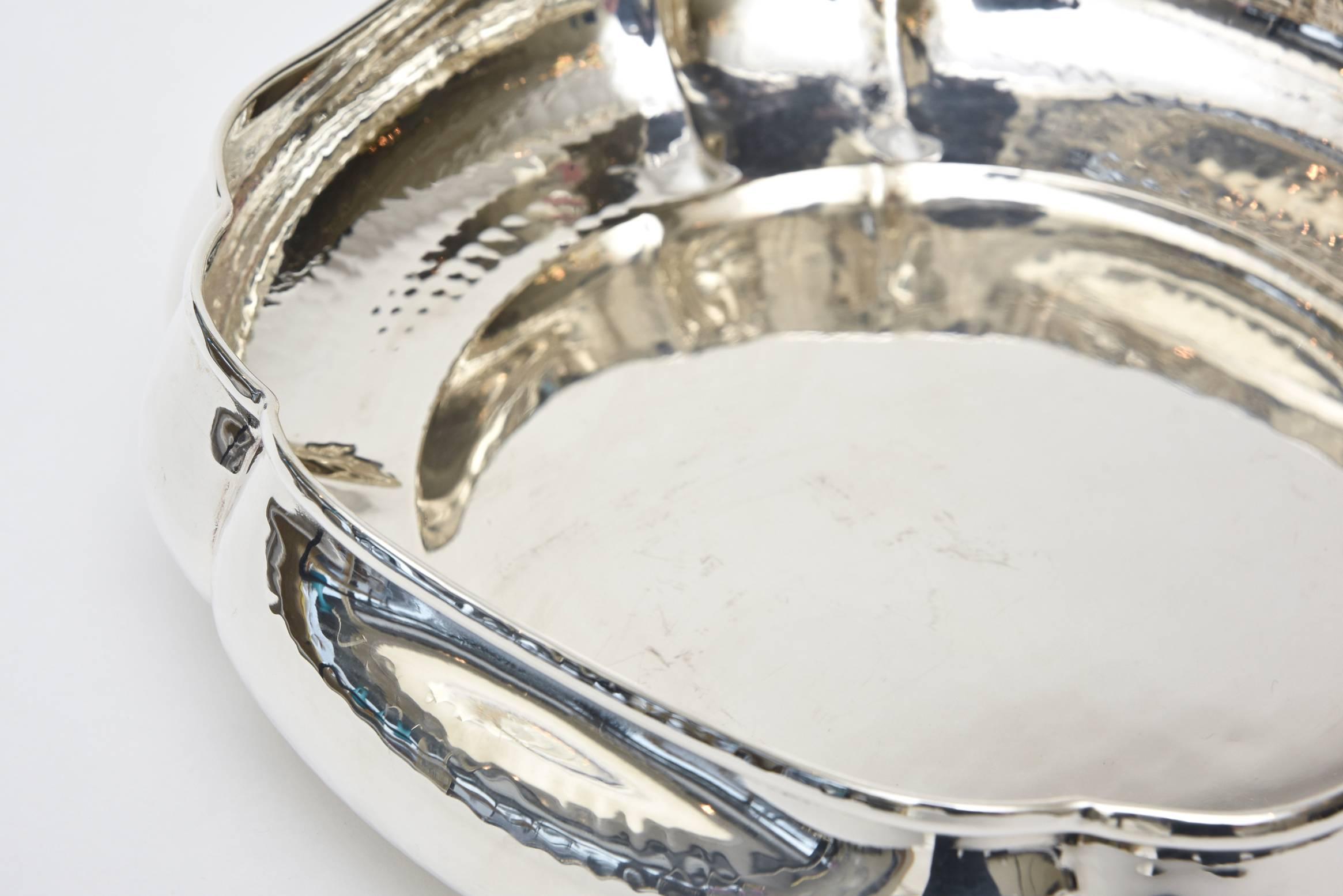 Hand-Hammered Silver Plate Italian Bowl or Serving Bowl im Zustand „Gut“ im Angebot in North Miami, FL