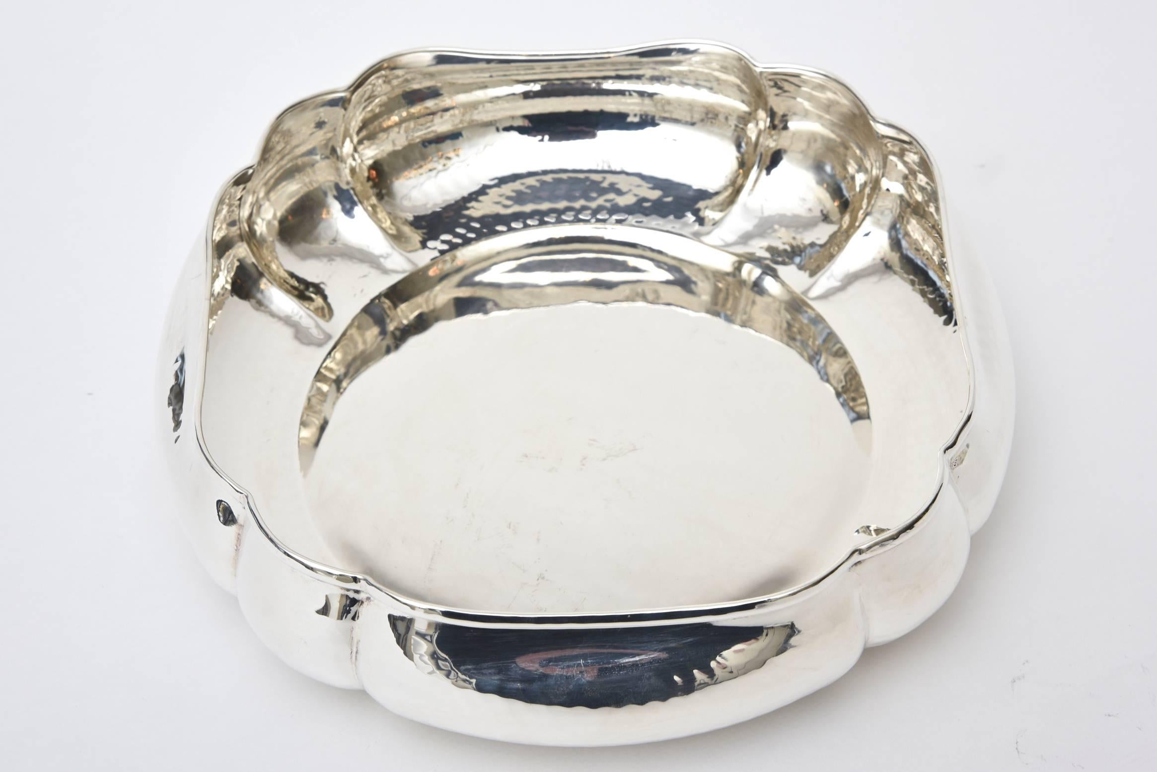 italien Hand-Hammered Silver Plate Italian Bowl or Serving Bowl en vente