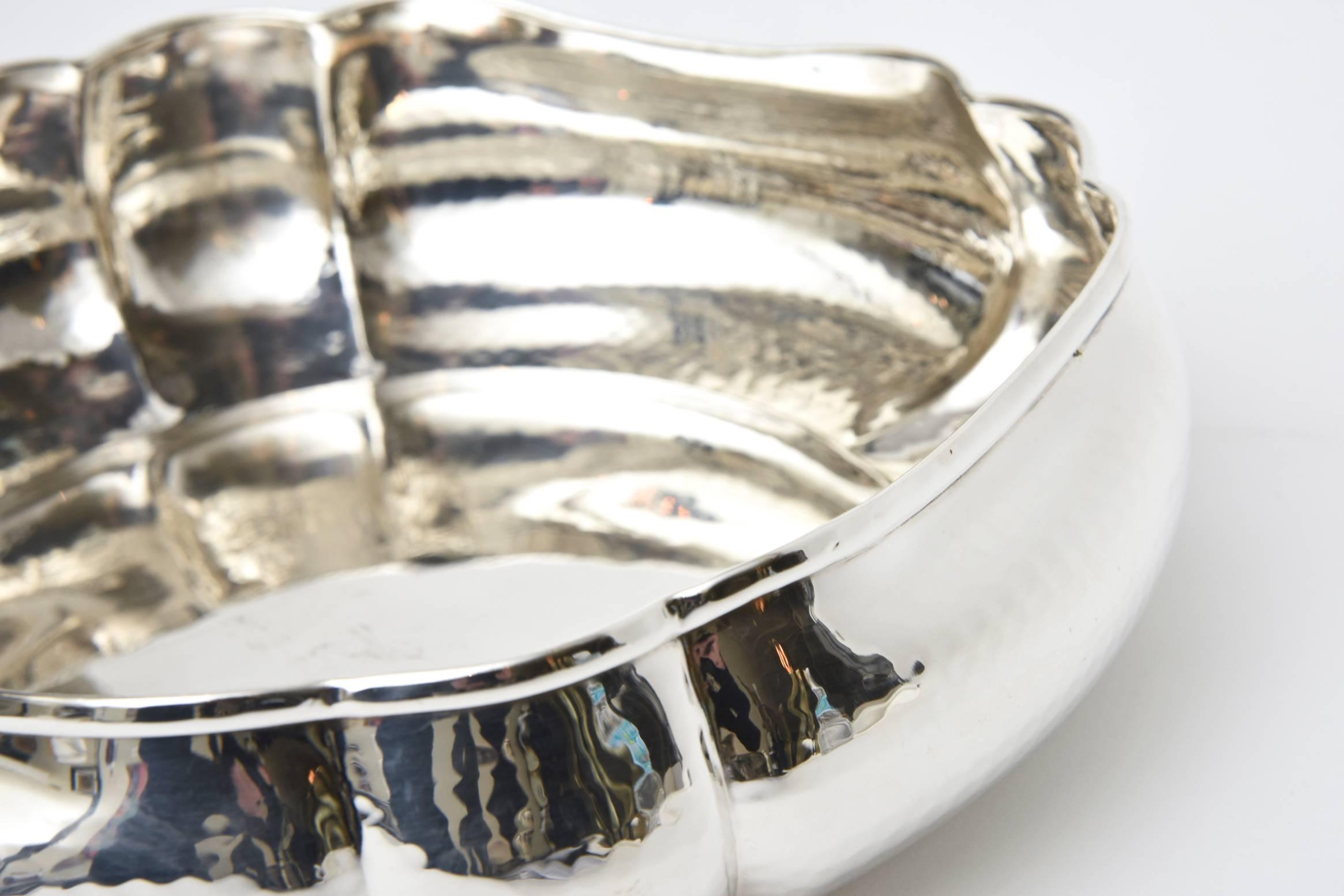 Fin du 20e siècle Hand-Hammered Silver Plate Italian Bowl or Serving Bowl en vente