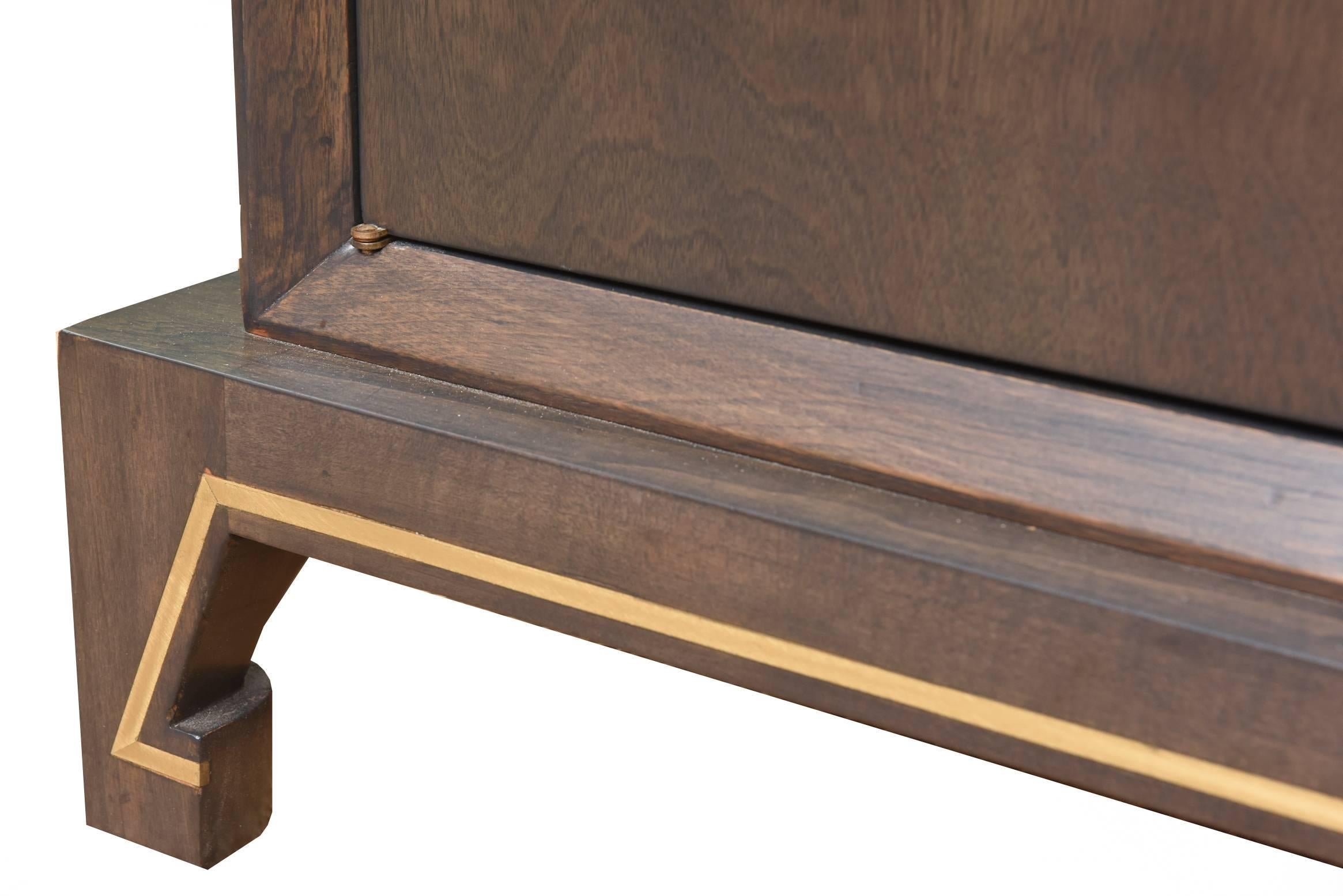 Mobile Credenza d'epoca in stile Tommi Parzinger restaurato in legno e ottone MCM in vendita 1