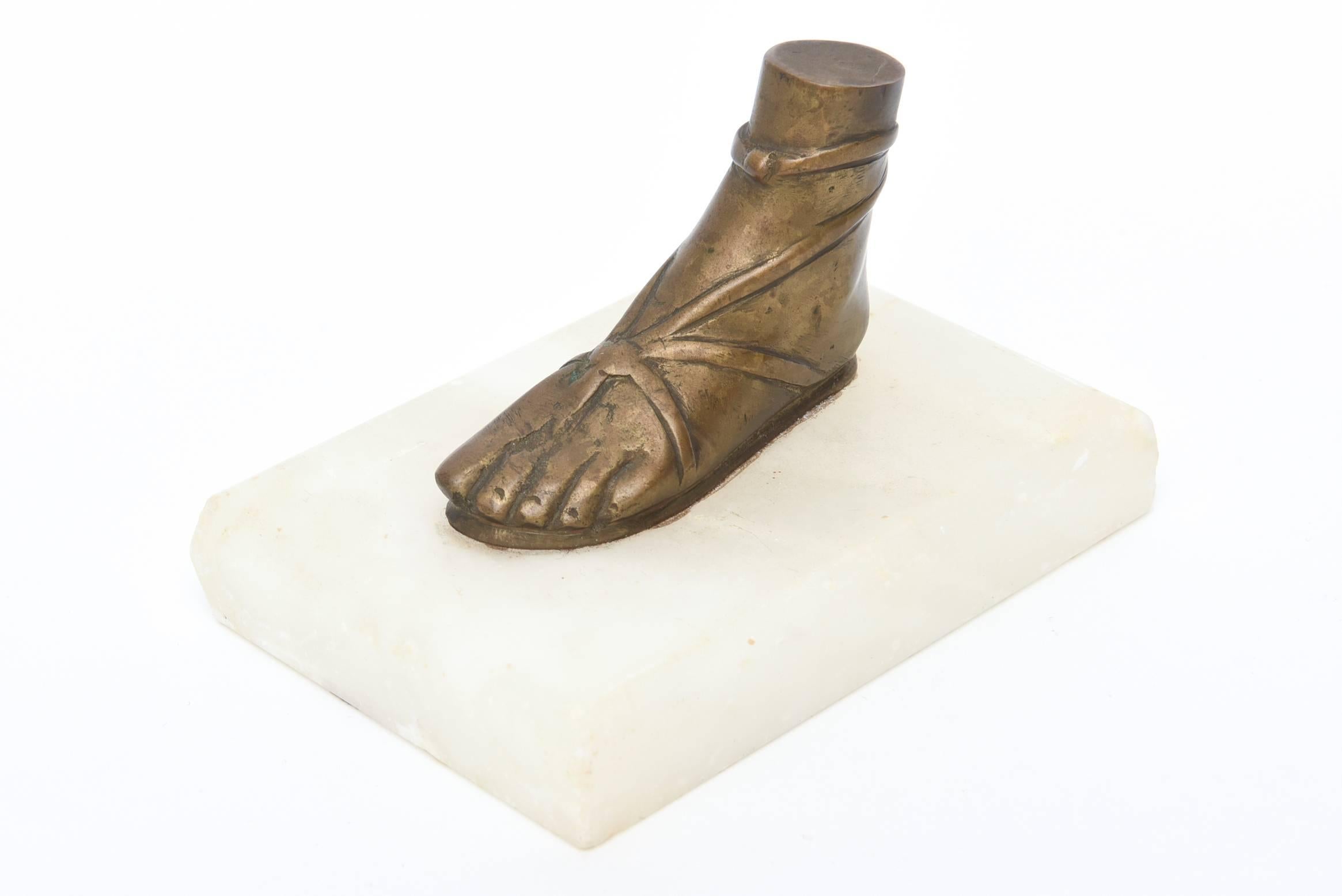 Italiano Scultura fermacarte d'epoca in bronzo e marmo in stile romano sabbiato Fornasetti in vendita