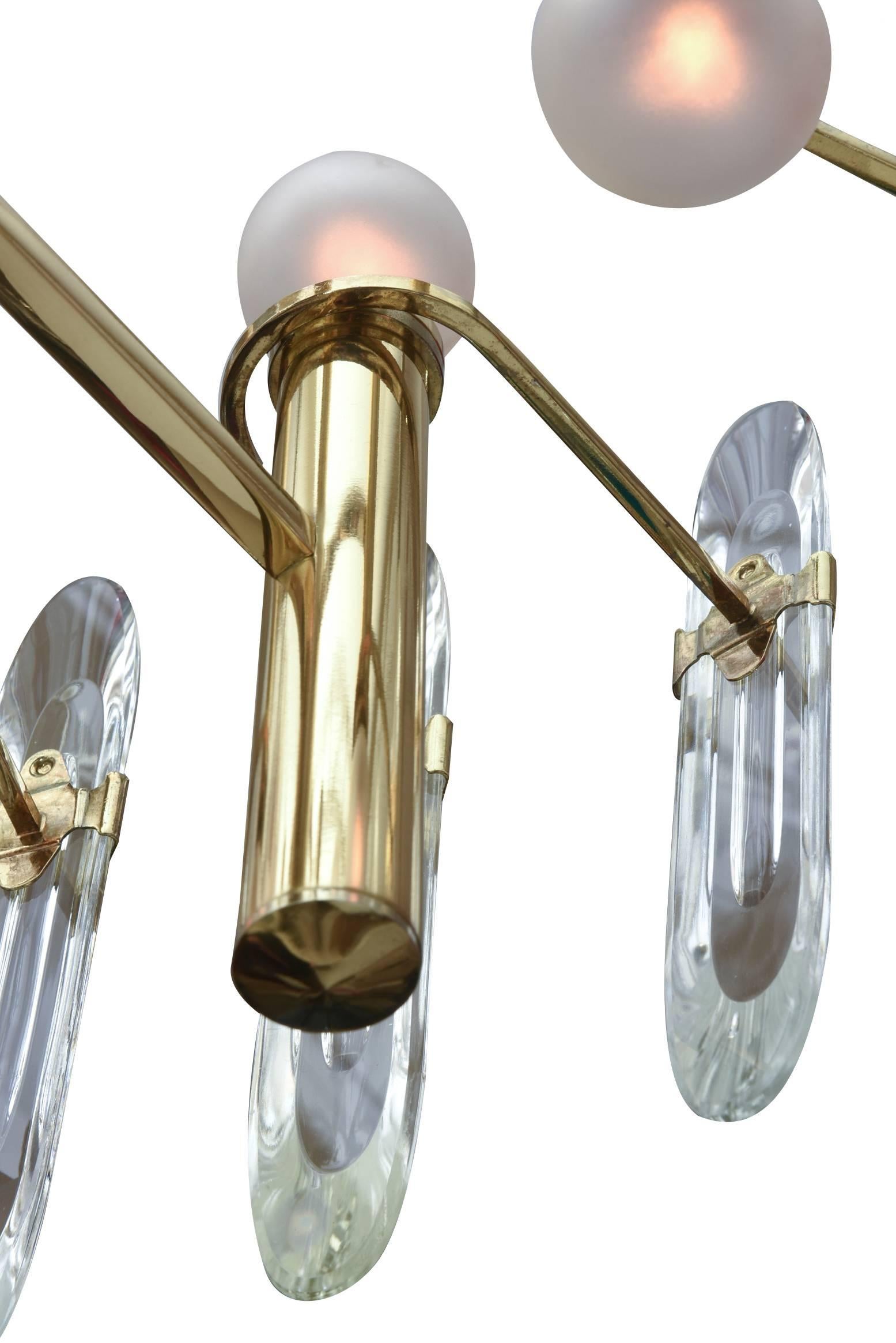 Laiton Lustre italien vintage Gaetano Sciolari à prismes en laiton et cristal en vente