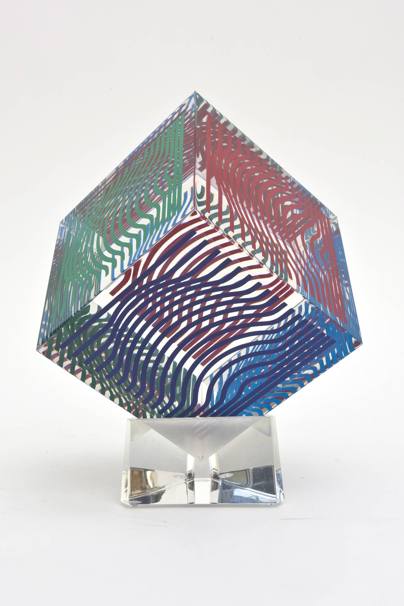 Moderne Accessoire de bureau sculpture graphique cubique en acrylique Victor Vasarely Vintage en vente