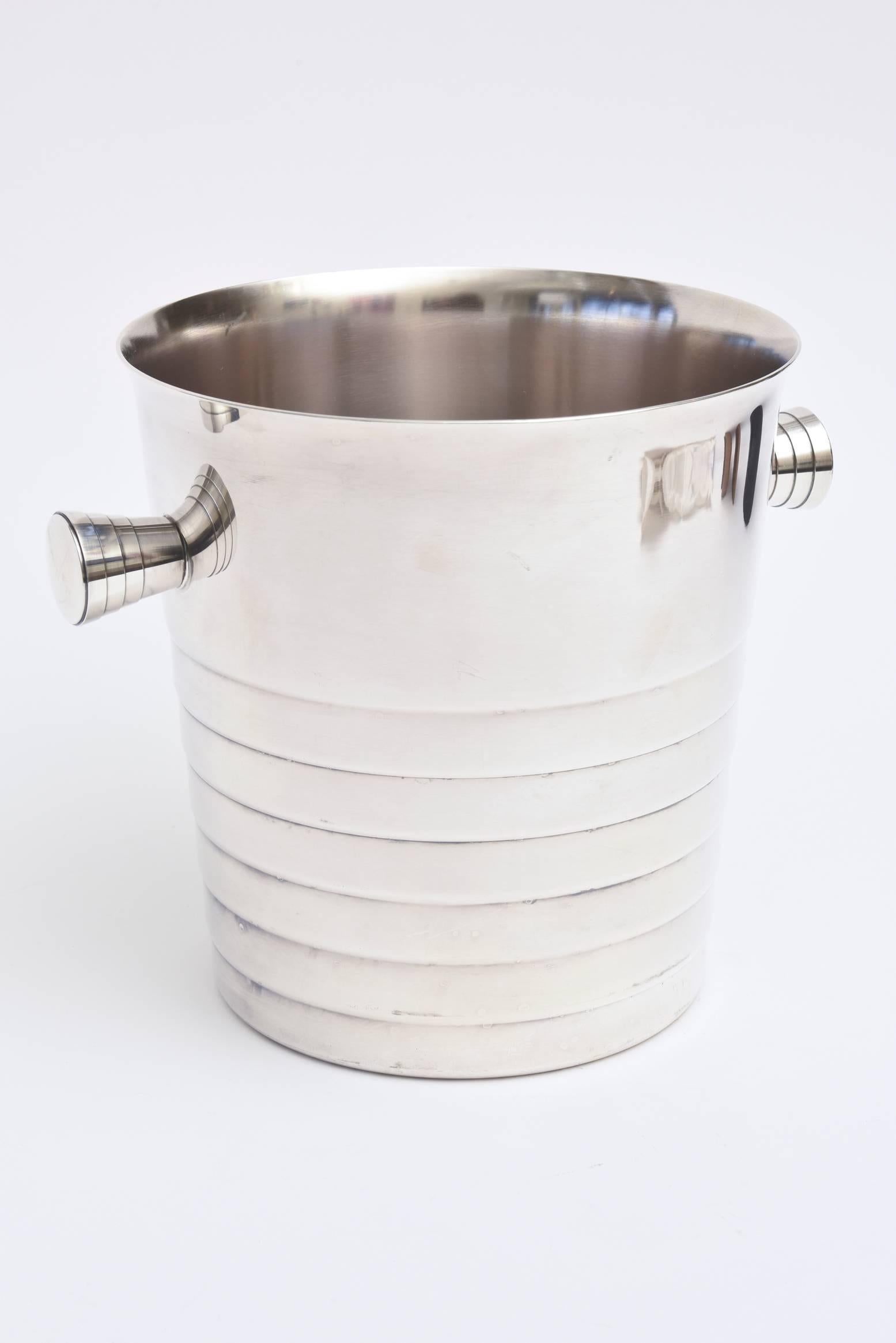 This Classic and timeless vintage French Christofle silver plate champagne or ice bucket or wine cooler is a forever piece. It is from the 1980s. The incised lines make up an elegant and timeless sculptural form. Great barware! It is in true