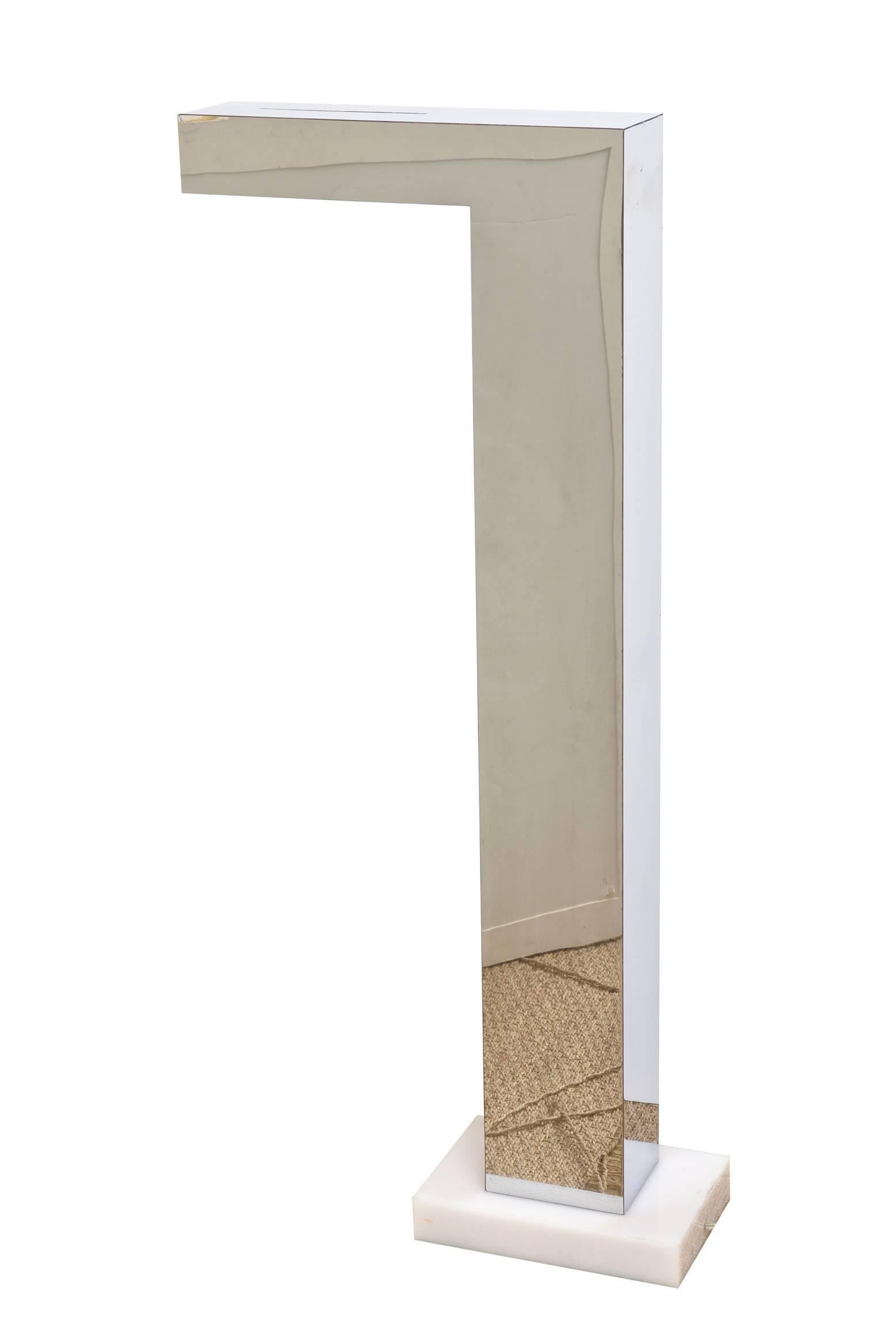 Cette paire sculpturale de petits lampadaires vintage Whiting chromés repose sur un socle en résine blanche. La latte située sur le dessus laisse passer la lumière. Il est équipé d'une ampoule halogène. Il s'agit d'une forme I.L.A. inversée. Paire