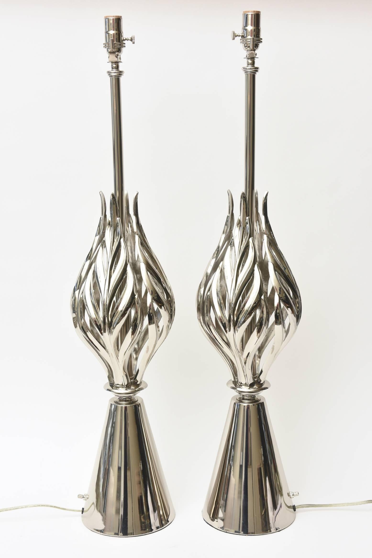 Questa coppia di monumentali lampade vintage restaurate in stile Mid-Century Modern Rembrandt ha una grande atmosfera di stile Hollywood Regency. Le foglie d'abaco che si svasano in un'elegante forma scultorea aggiungono dimensione. Le loro basi