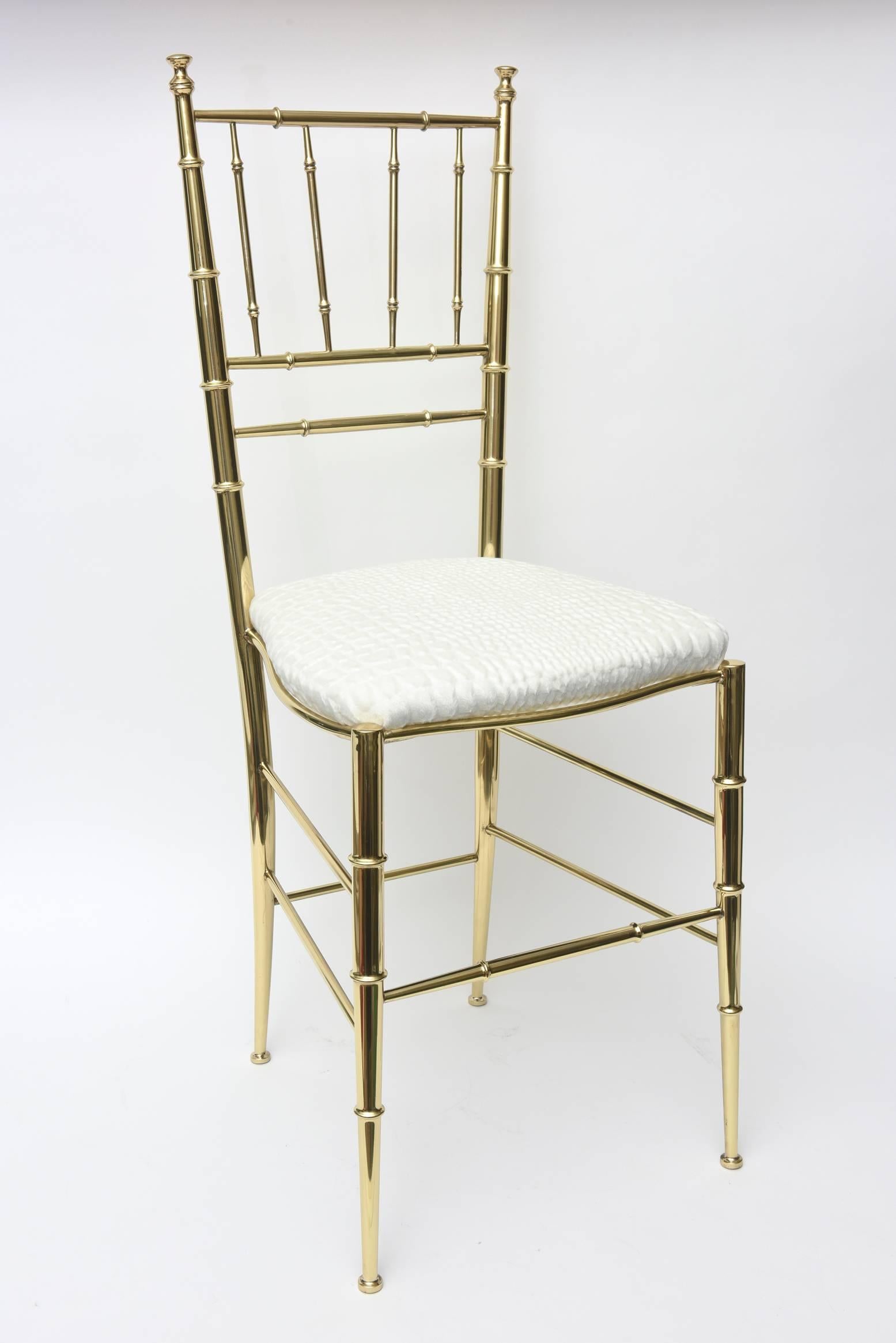 This lovely vintage polished restored brass Italian Mid-Century Modern Chiavari side chair has faux bamboo elements. It has just been re-upholstered in a stunning textural cut velvet crocodile white to off-white upholstery. Tres chic! The brass has