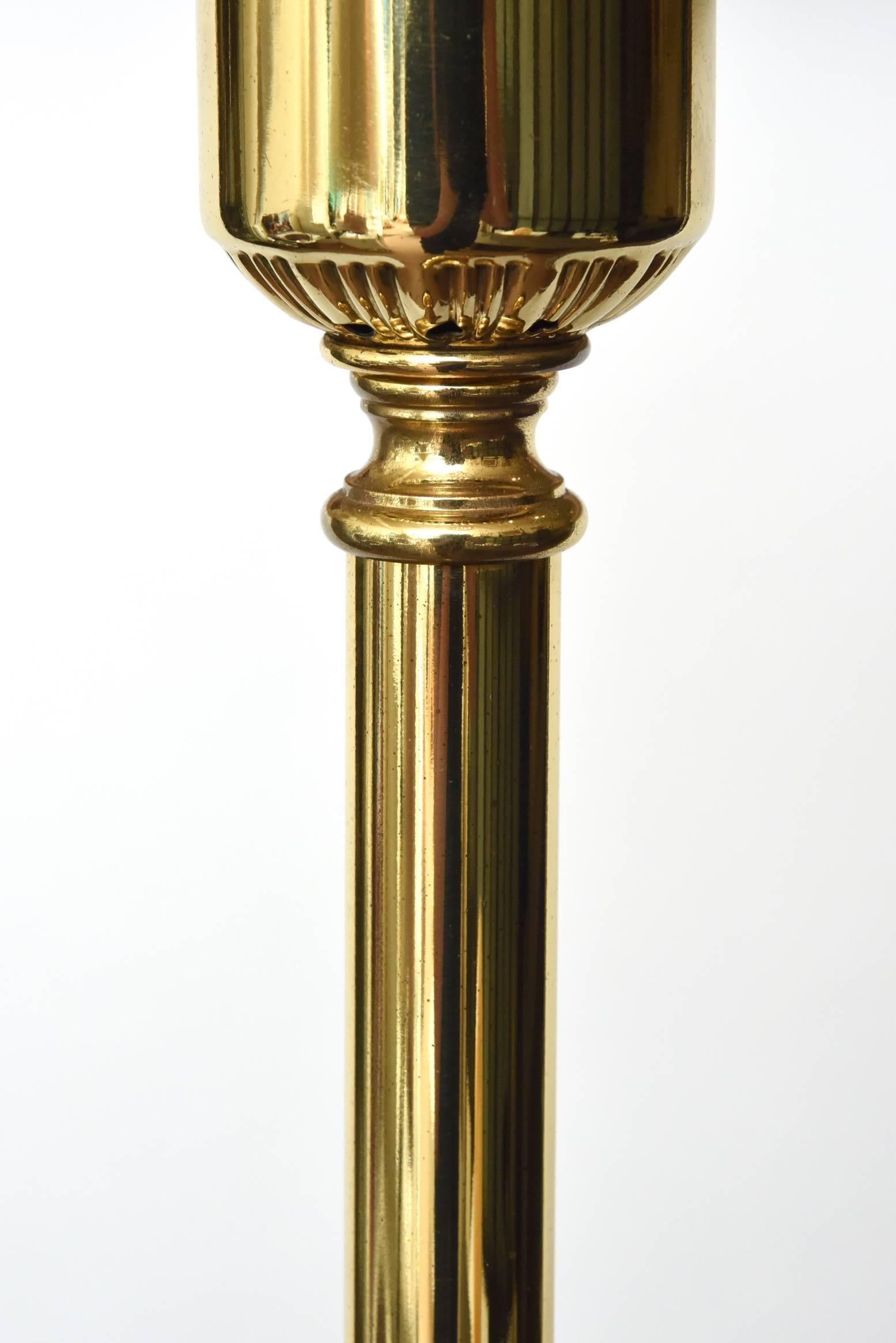 Restaurierte Stehlampe aus Messing und Rotgussmetall im Stil von Parzinger, Mid-Century Modern im Angebot 1