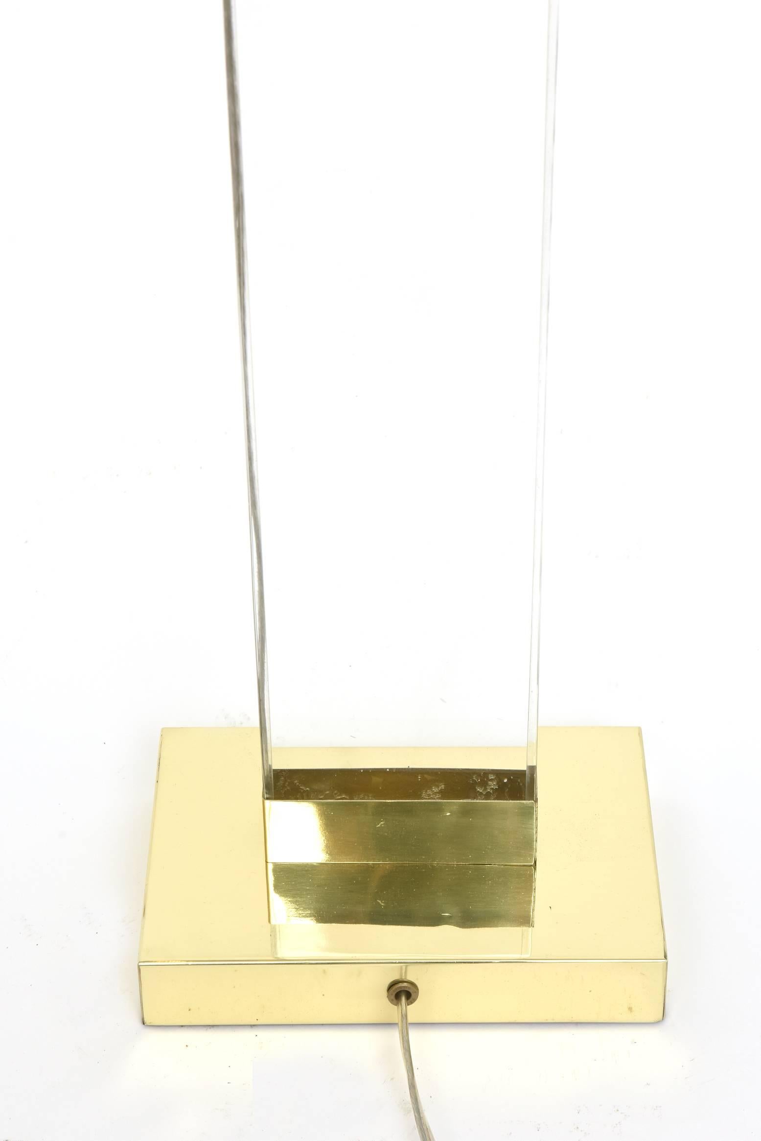 Lampada da terra a colonna in lucite e ottone con testa d'ariete in stile Regency in vendita 2