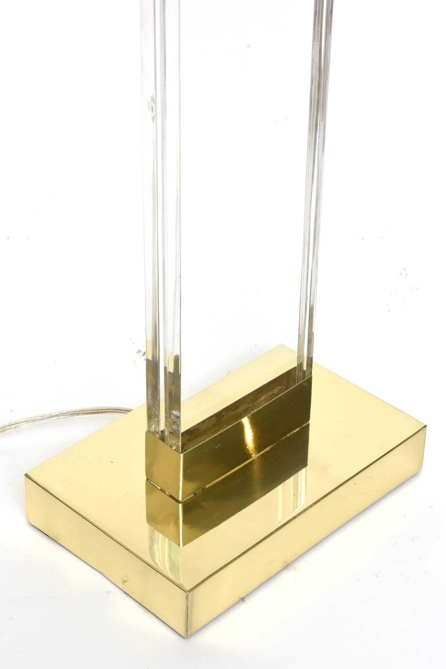 Lampada da terra a colonna in lucite e ottone con testa d'ariete in stile Regency in vendita 1