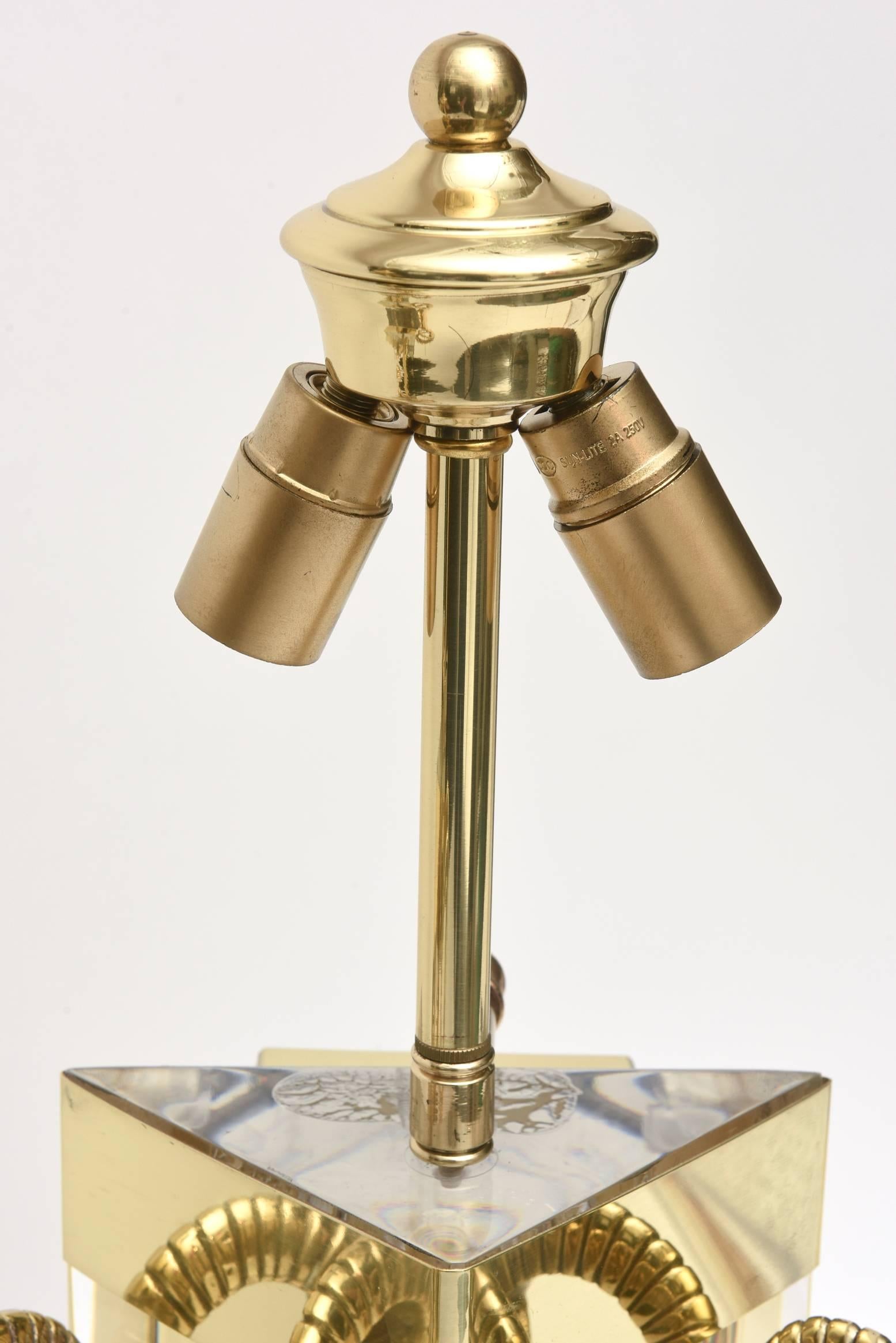 Vintage Lucite und Messing Widderkopf Hollywood Regency Style Wandleuchten Paar von im Angebot 1