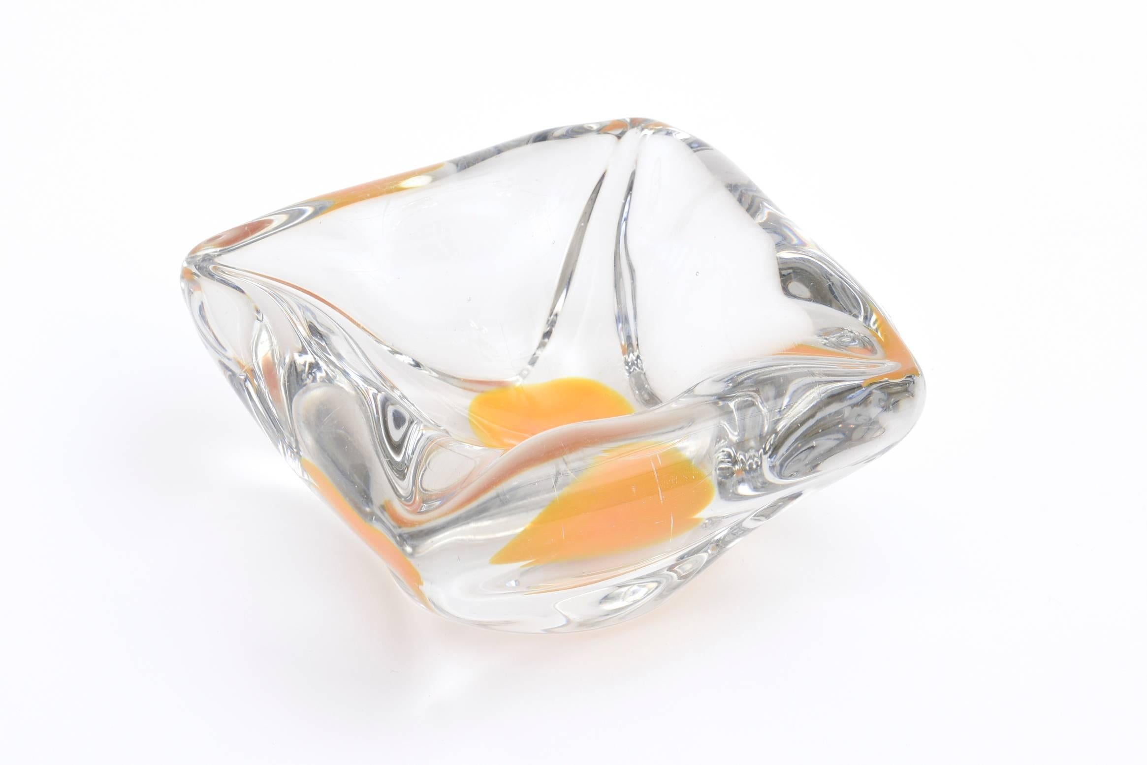 Diese dickwandige und schwere mundgeblasene schwedische Vintage-Glasschale heißt Coquille Flygsfors. Es ist, als wäre ein Eigelb in die Mitte getropft worden. Diese kann sowohl zum Servieren als auch als dekorative Schale verwendet werden. Es stammt