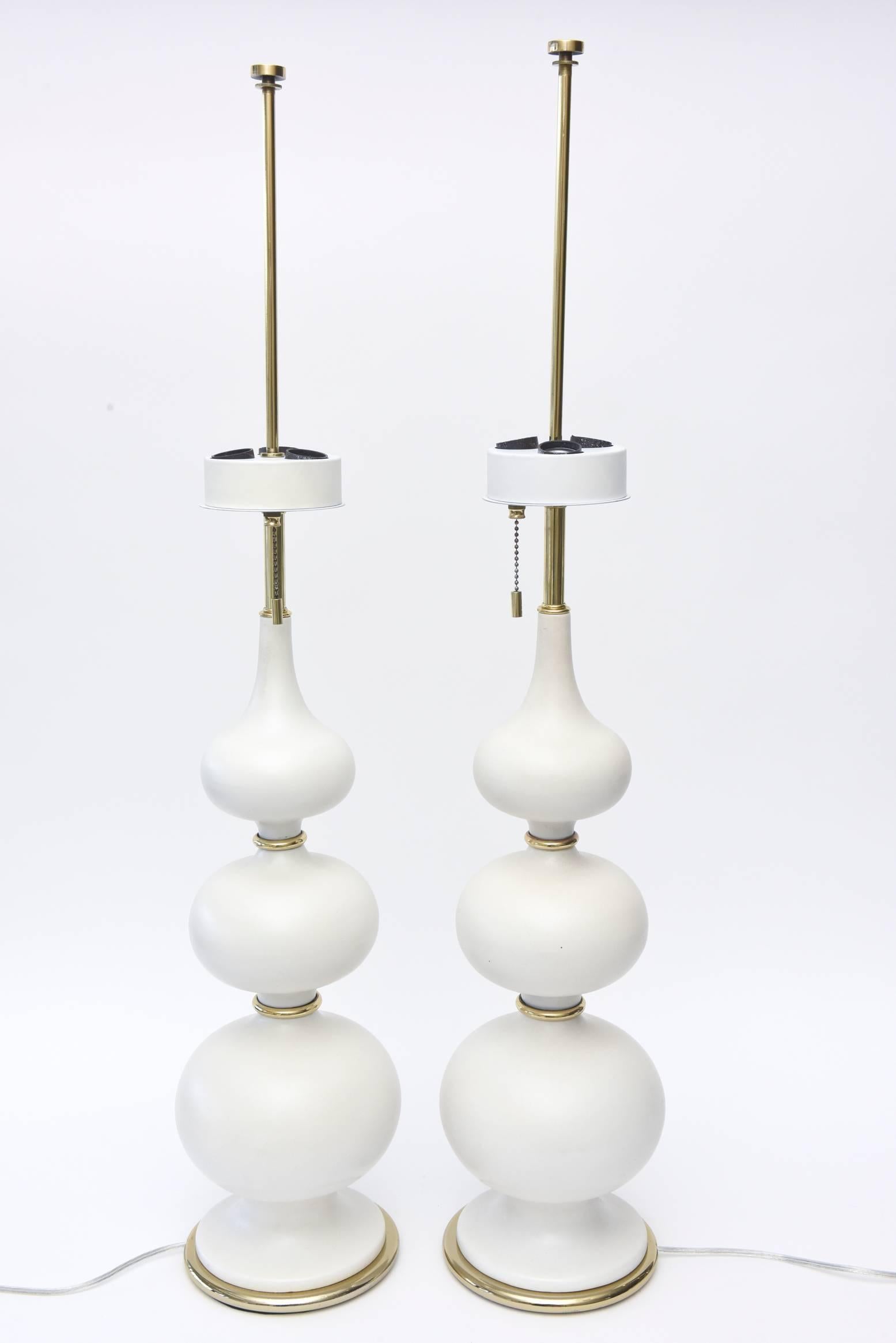 Mid-20th Century  Gerald Thurston White Ceramic and Brass Lamps Mid-Century Modern Pair Of