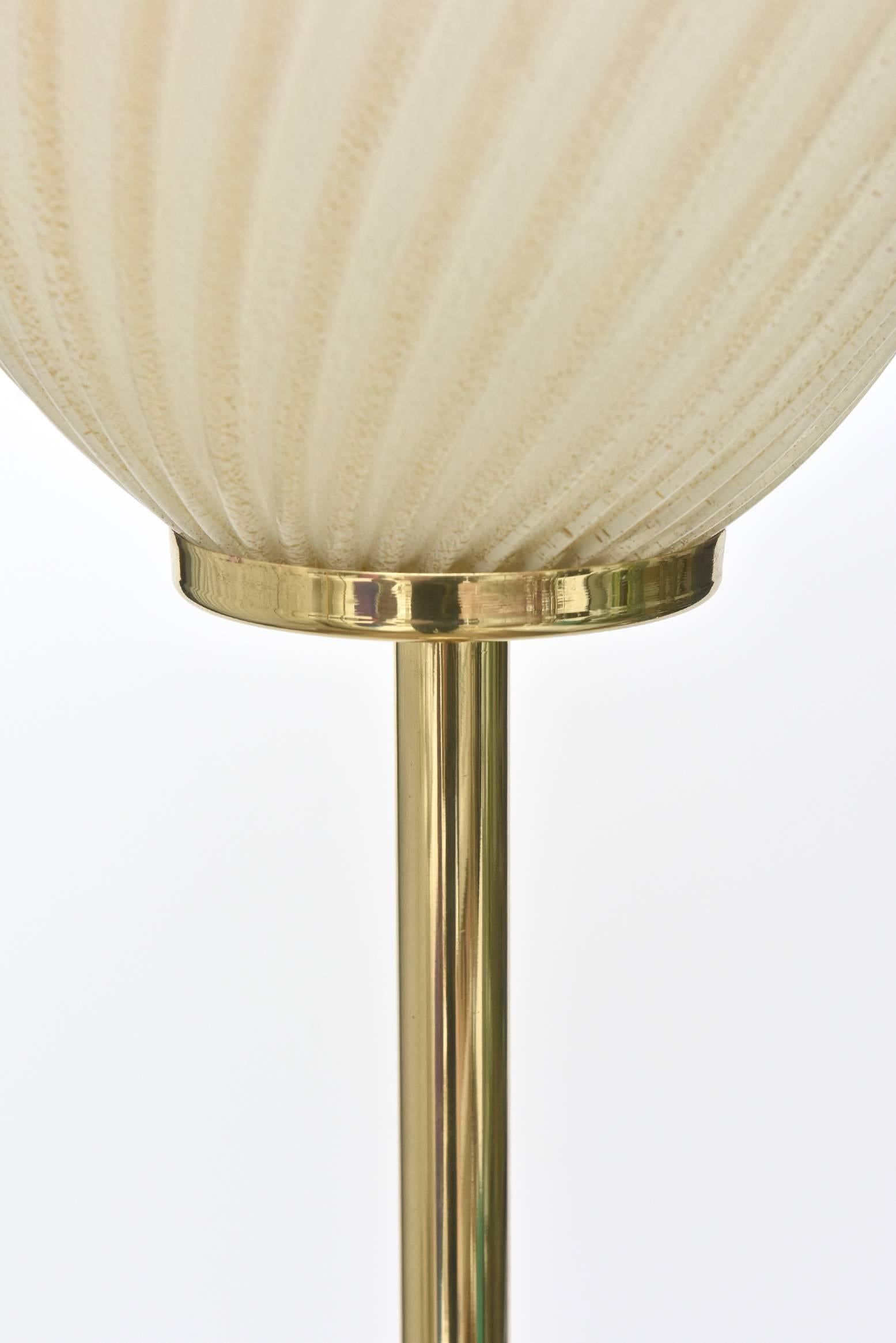 Mid-20th Century Murano Seguso Glass Floor Lamp with Brass Column Mid-Century Modern