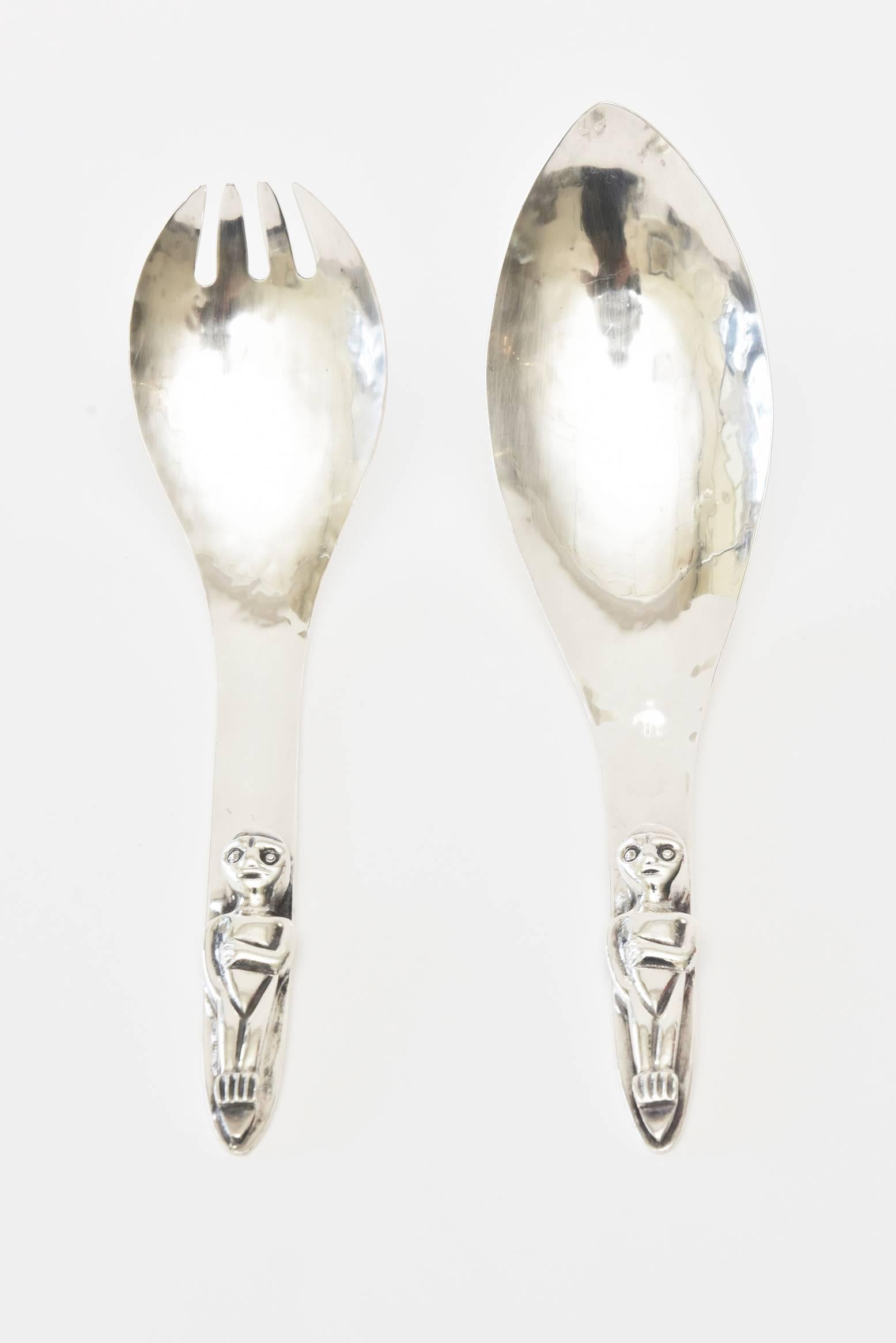 Estas asombrosas y esculturales piezas para servir o utensilios para ensalada de plata forjada a mano con sello de calidad son como una obra de arte. Son perfectos para servir y también serían un regalo encantador e inusual. Se pueden utilizar para