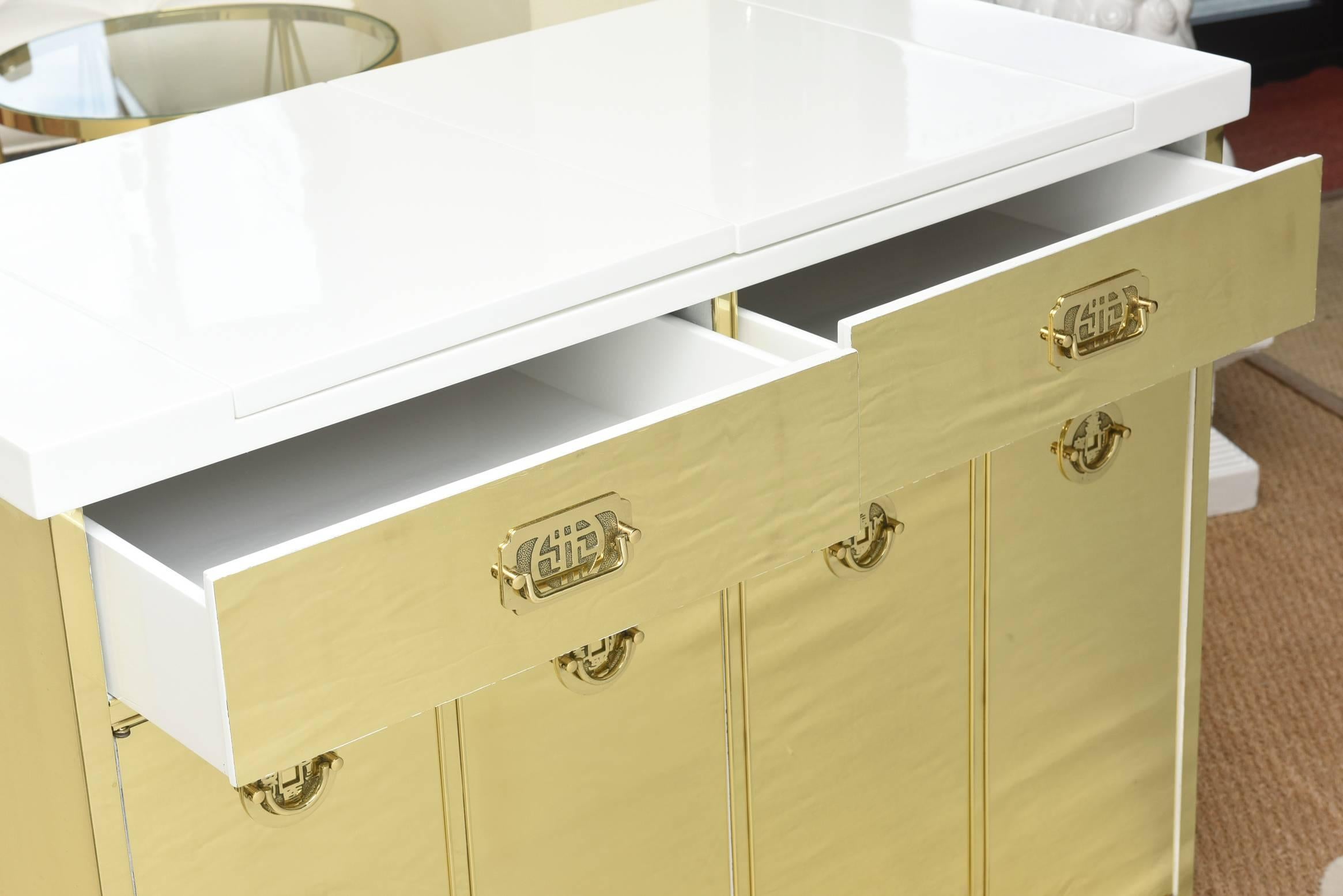 Vintage Mastercraft Messing und weiß lackiertem Holz trocken Bar oder Schrank restauriert (Moderne der Mitte des Jahrhunderts) im Angebot